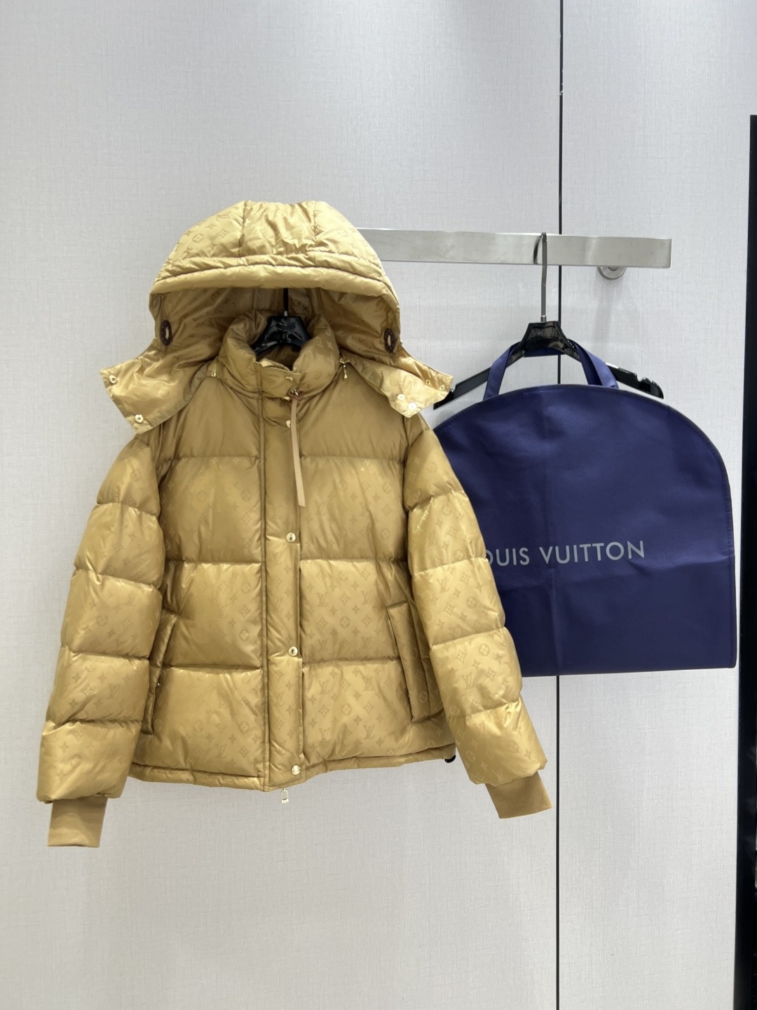 루*비통 25 신상 후드 엠보 패딩 점퍼