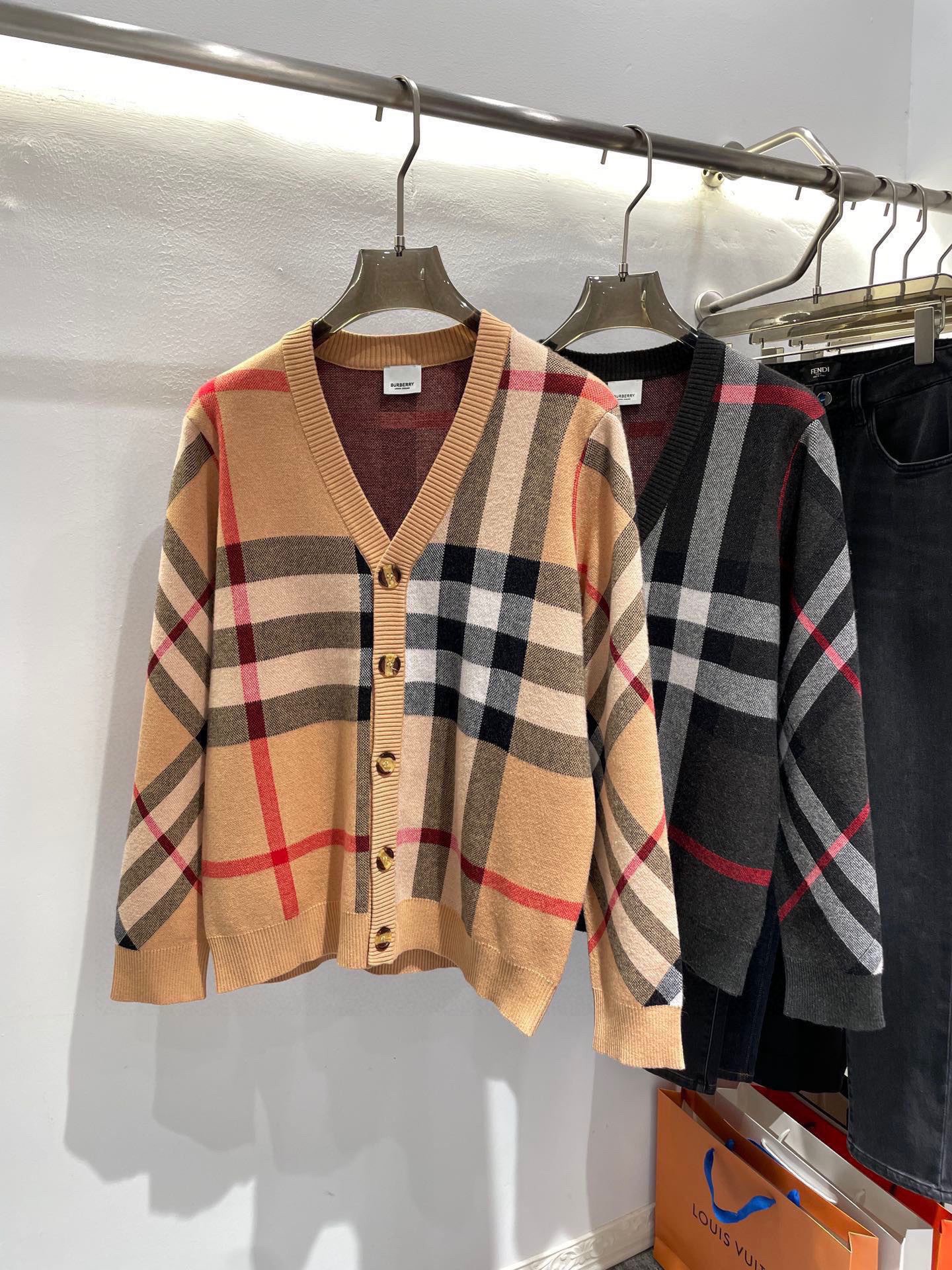 버*리 체크 울 블렌드 가디건