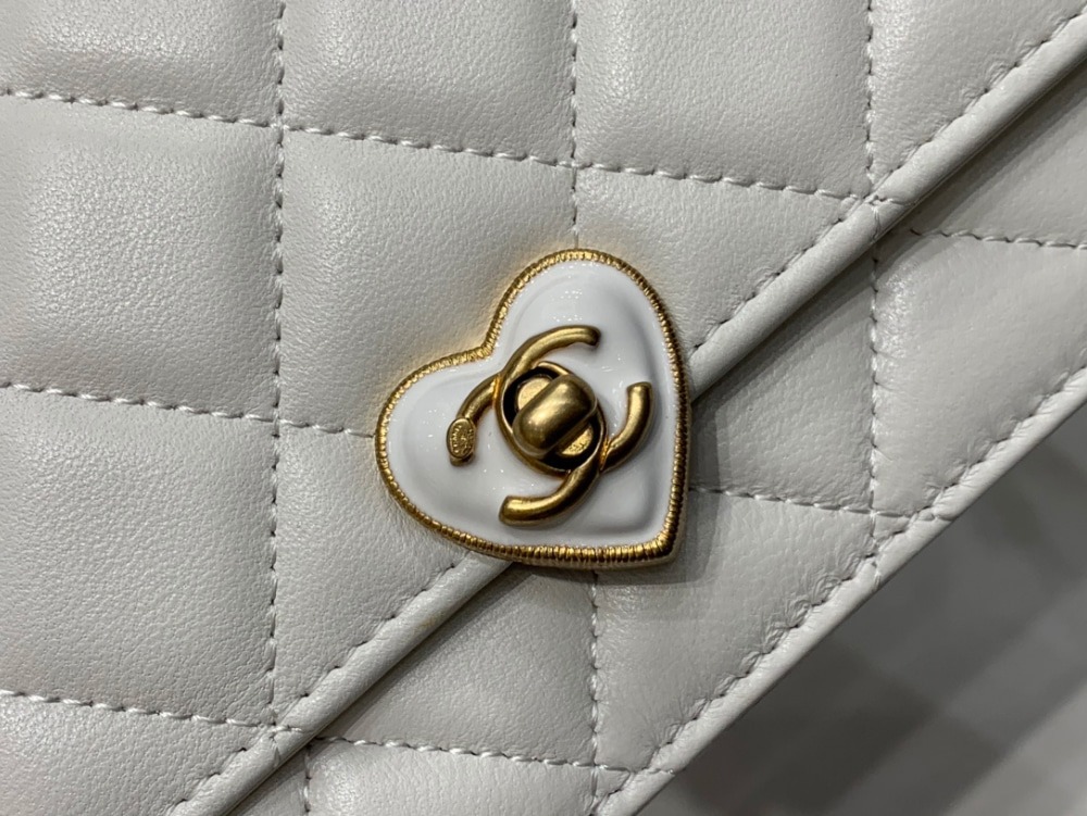 샤* 하트 턴락 WOC 체인 월렛 램스킨 크로스백 AP3285 