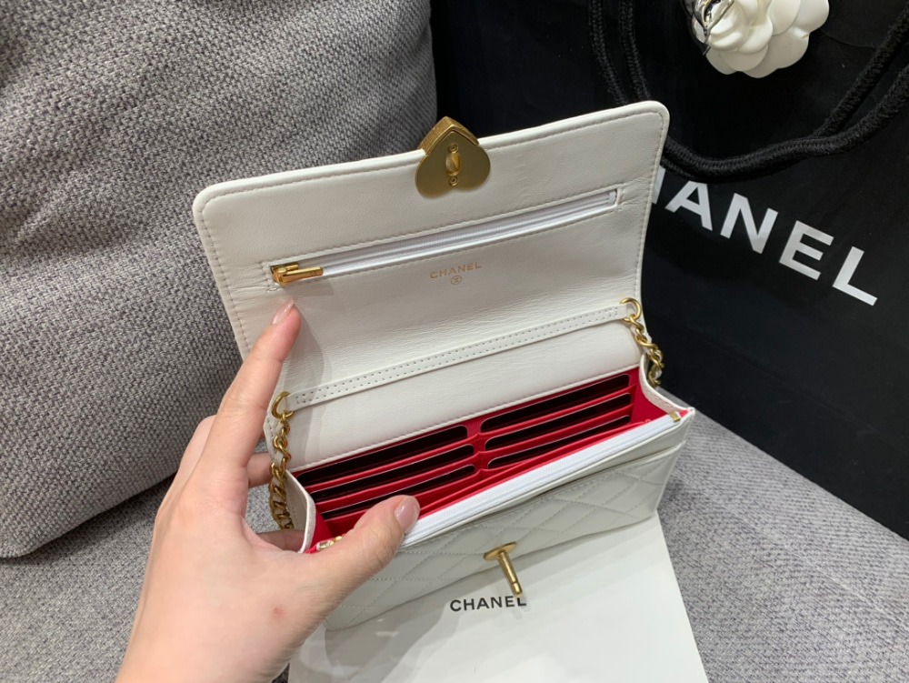 샤* 하트 턴락 WOC 체인 월렛 램스킨 크로스백 AP3285 