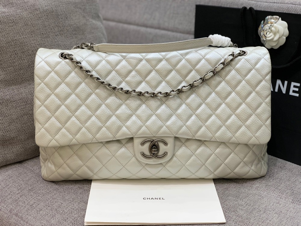 샤* 클래식 XXL 트래블 플랩 백 