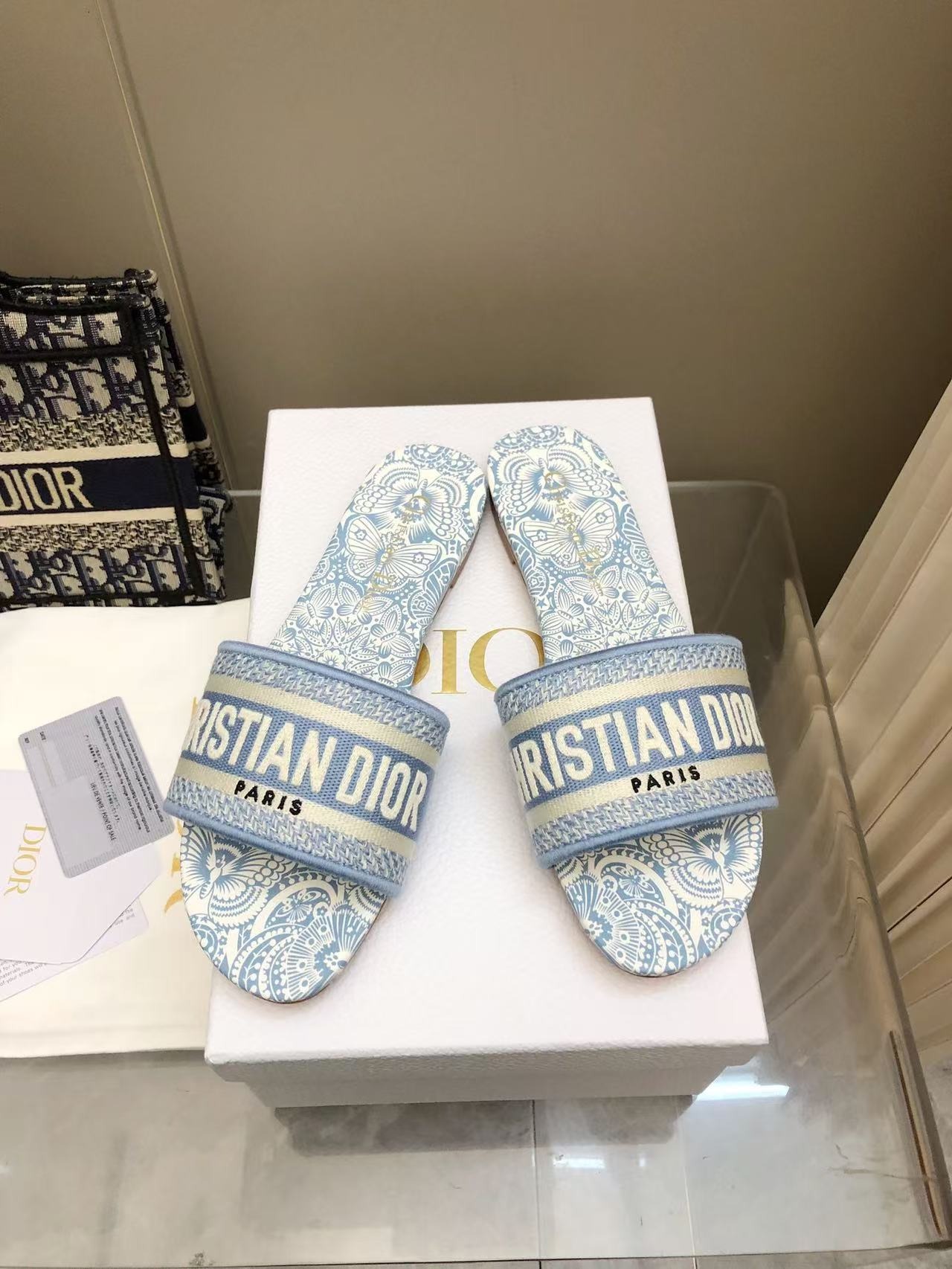 디* 25 봄여름 신상 올오버 자수 슬리퍼