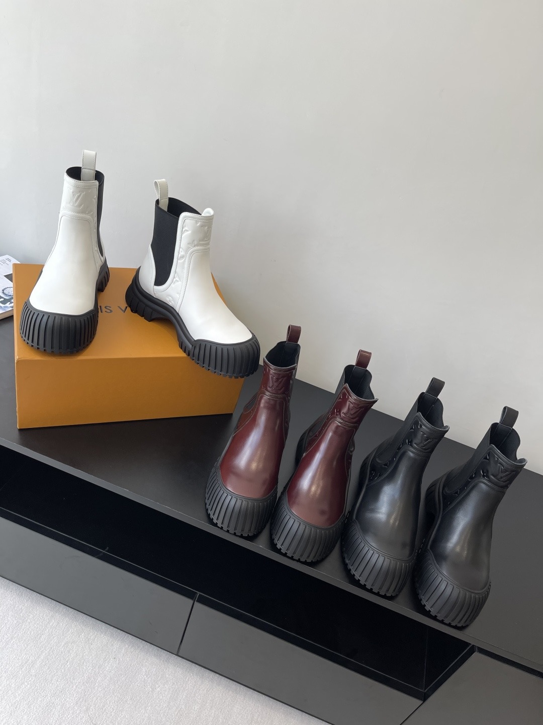 루*비통 플랫 첼시 앵클부츠