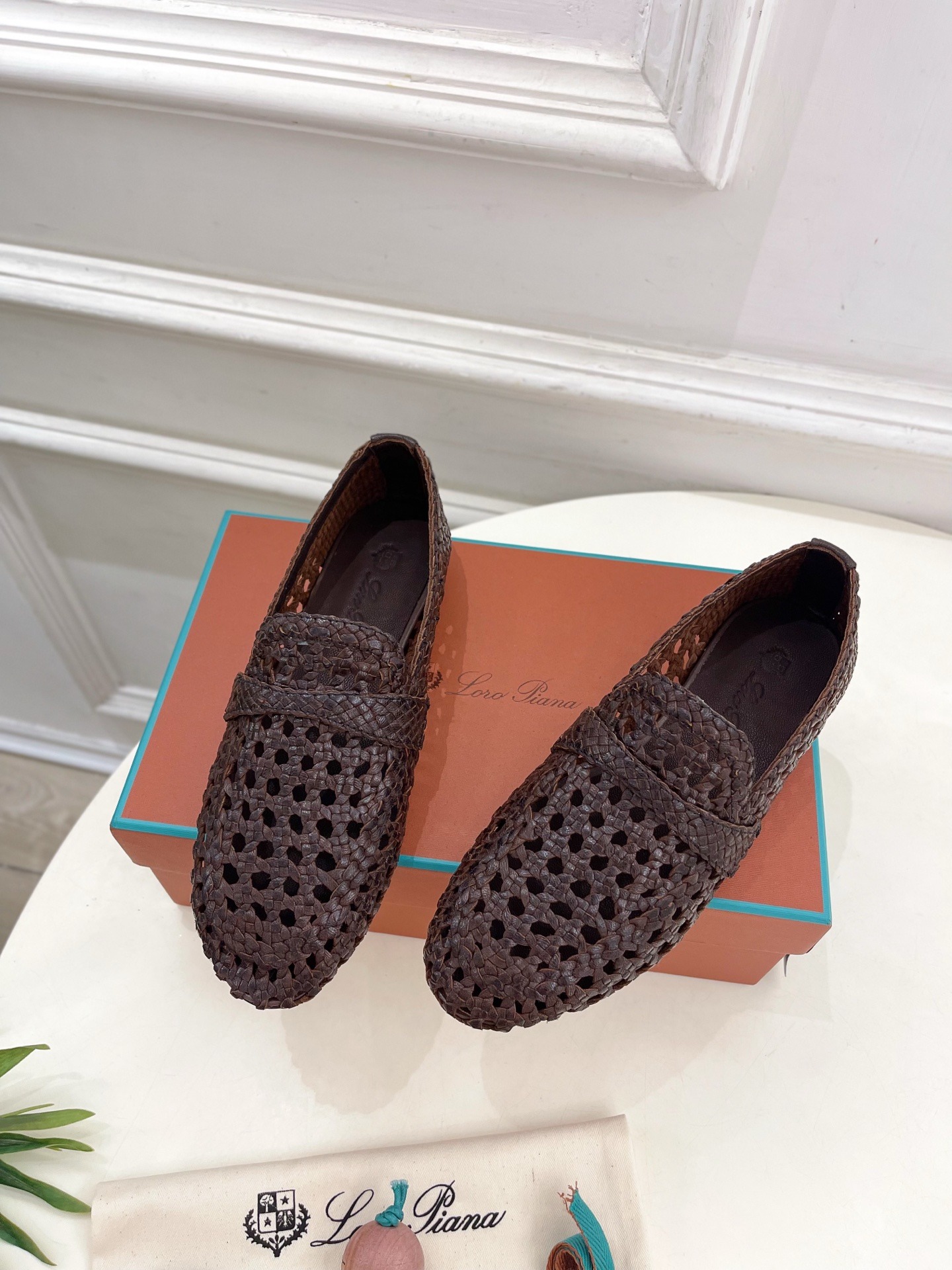 로*피아나 2025 봄여름 신상 레온 펀칭 로퍼