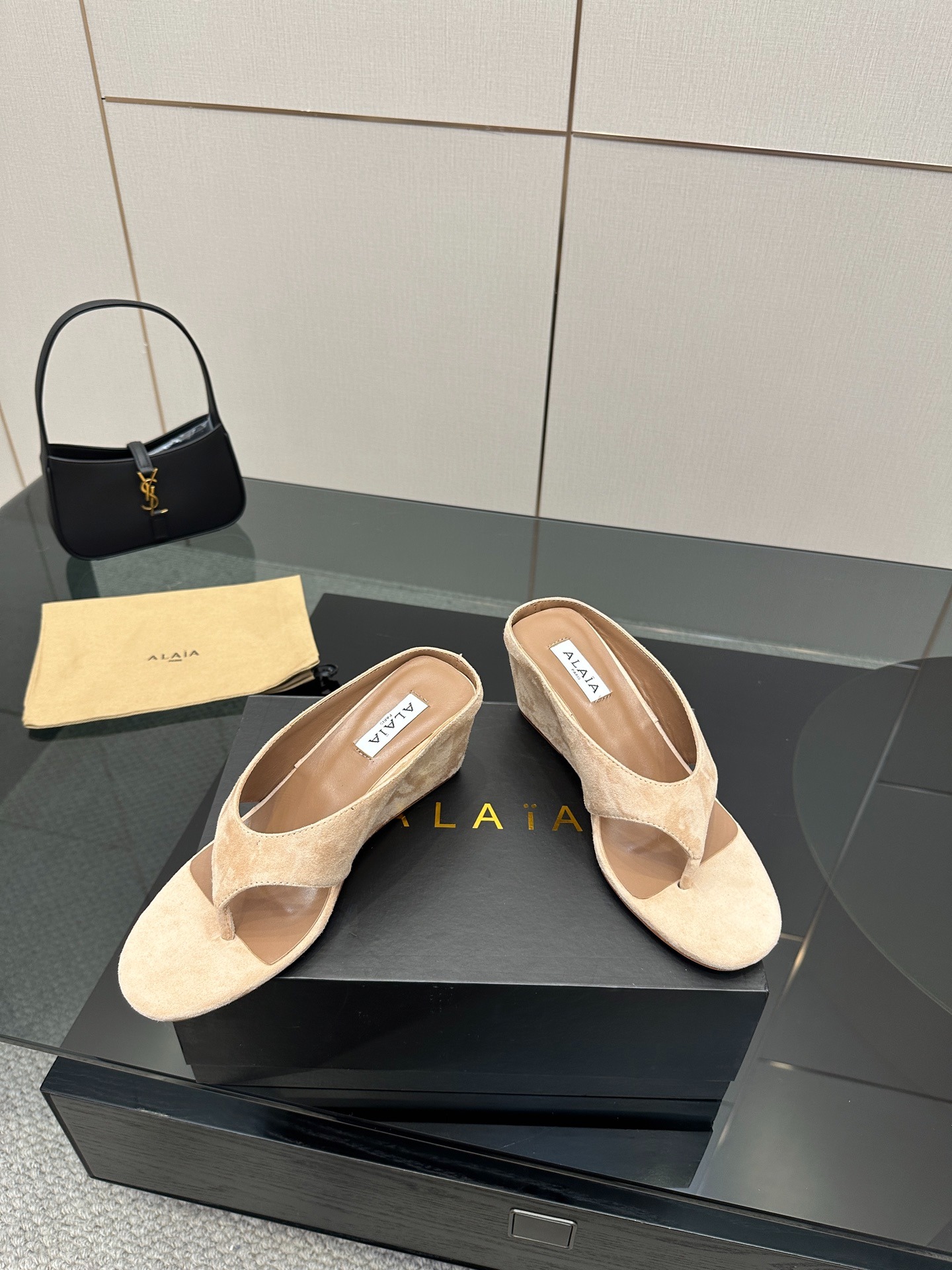 알*이아 큐빅 통굽웨지 슬리퍼