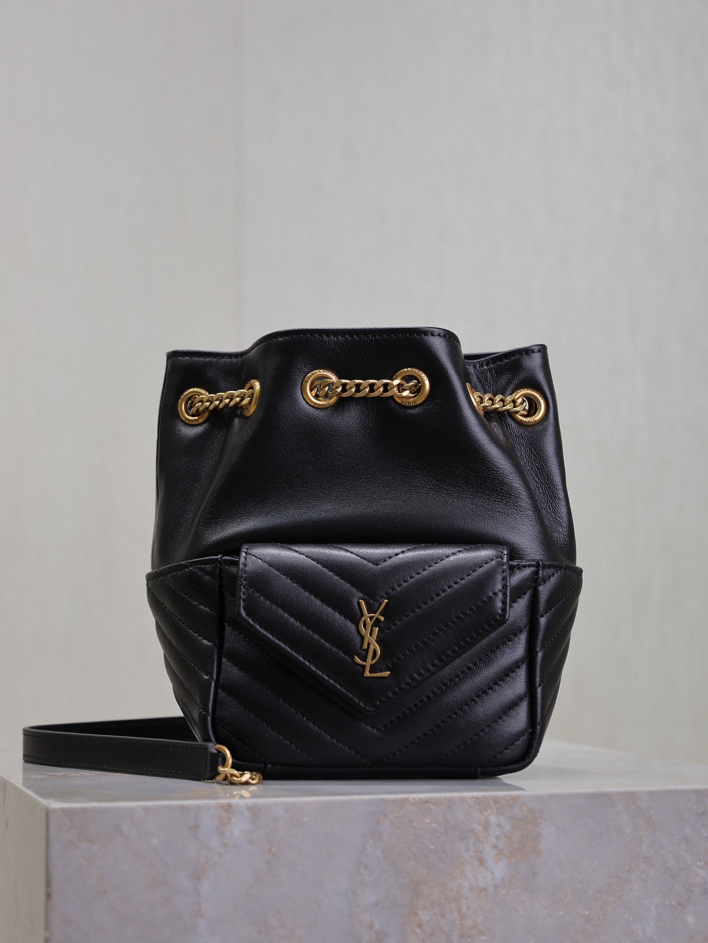 입생로랑 모노그램 램스킨 플랩 백팩