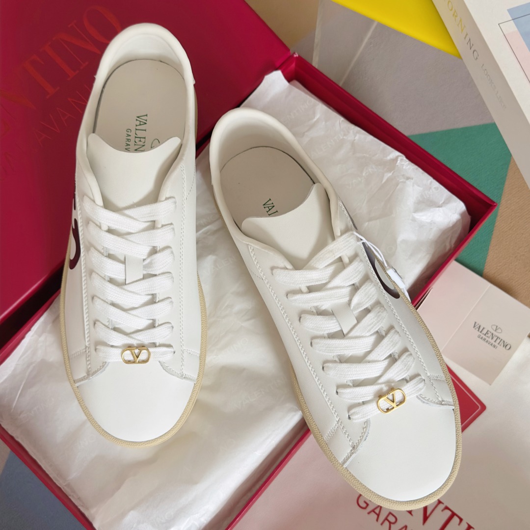 발*티노 로이코 스니커즈