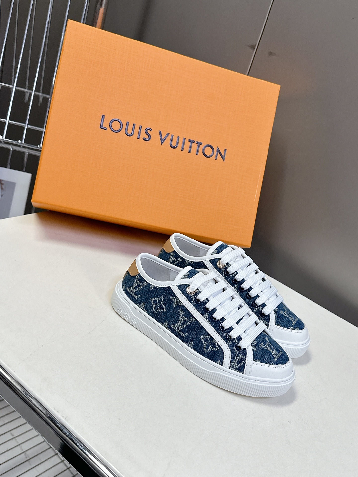 루*비통 25SS Lagoon Sneaker