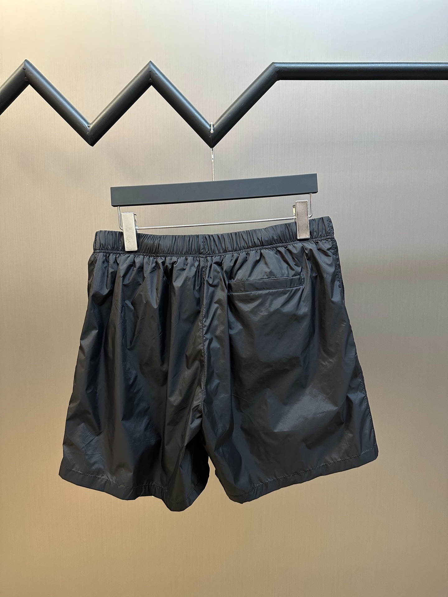 프*다 삼각로고 나일론 반바지