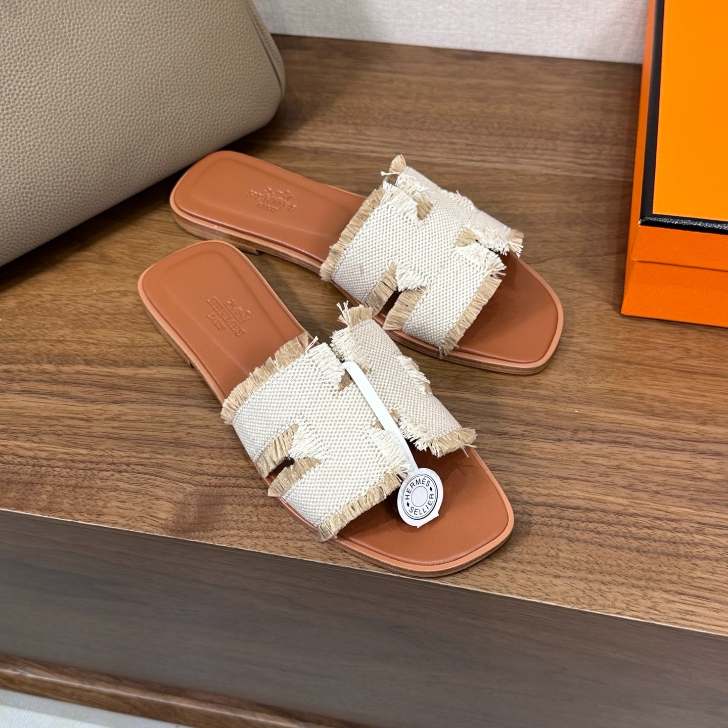 에*메스 Oran 샌들 컬렉션