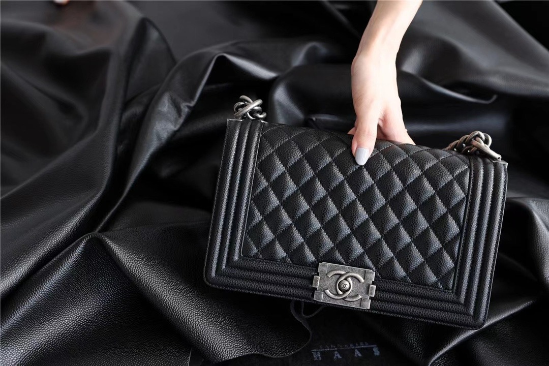 샤넬 보이백 미디엄 캐비어 은장