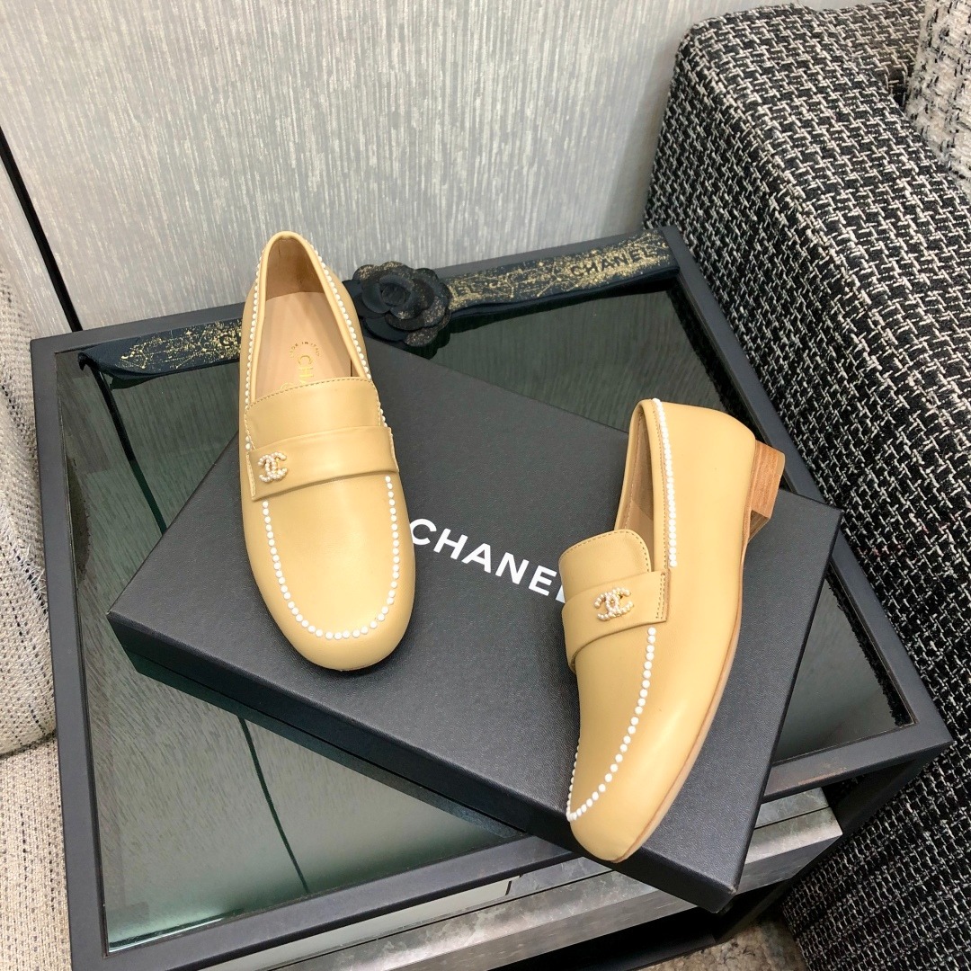 샤*  2025 크림슨 로퍼