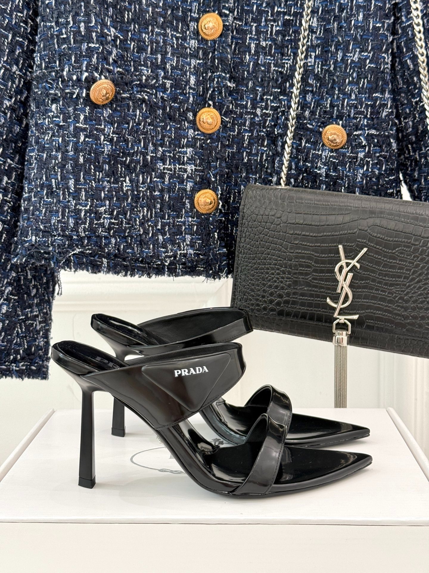 프*다 25WF 신상 삼각 버클 스틸레토 샌들