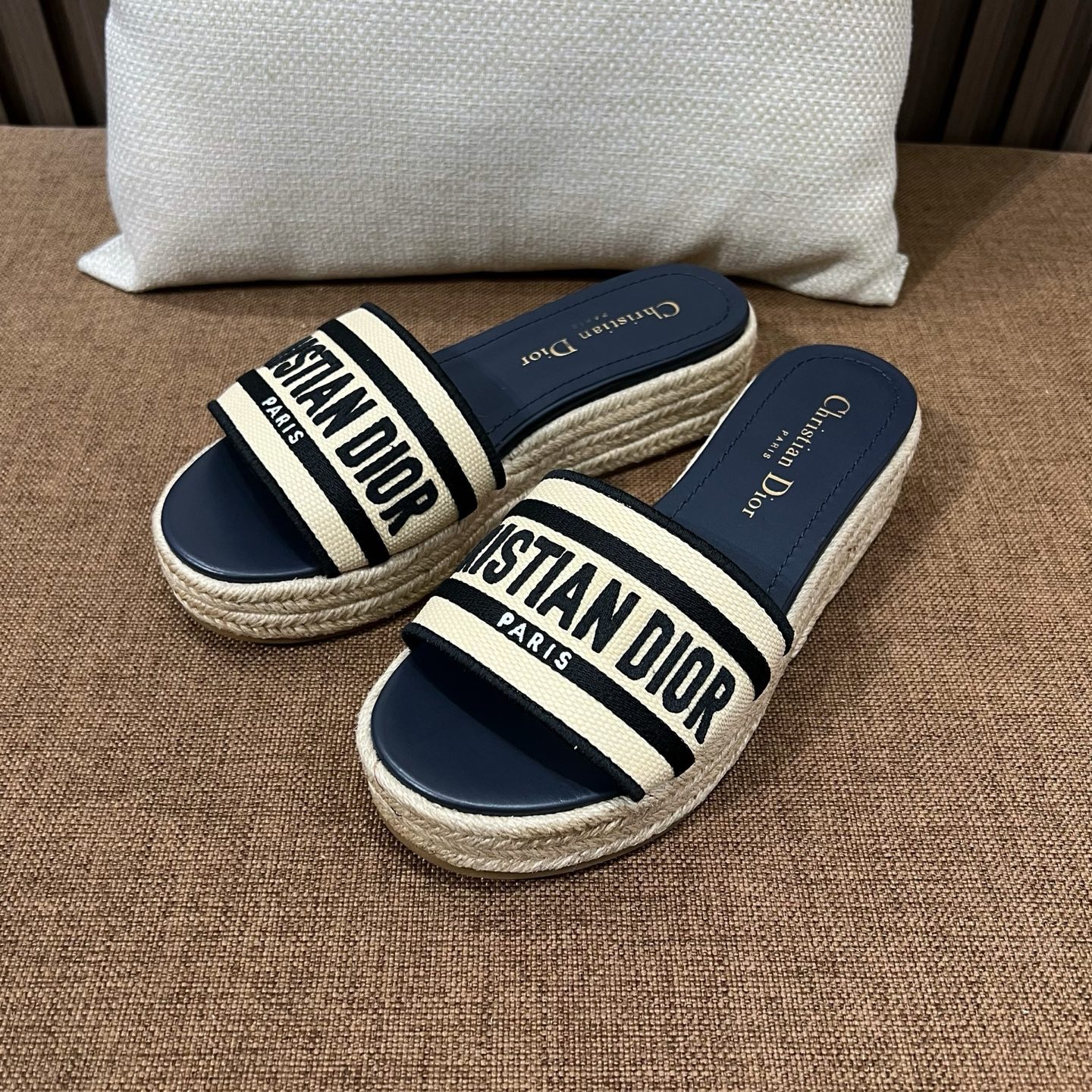 디* 봄여름 신상 통굽 자수 슬리퍼