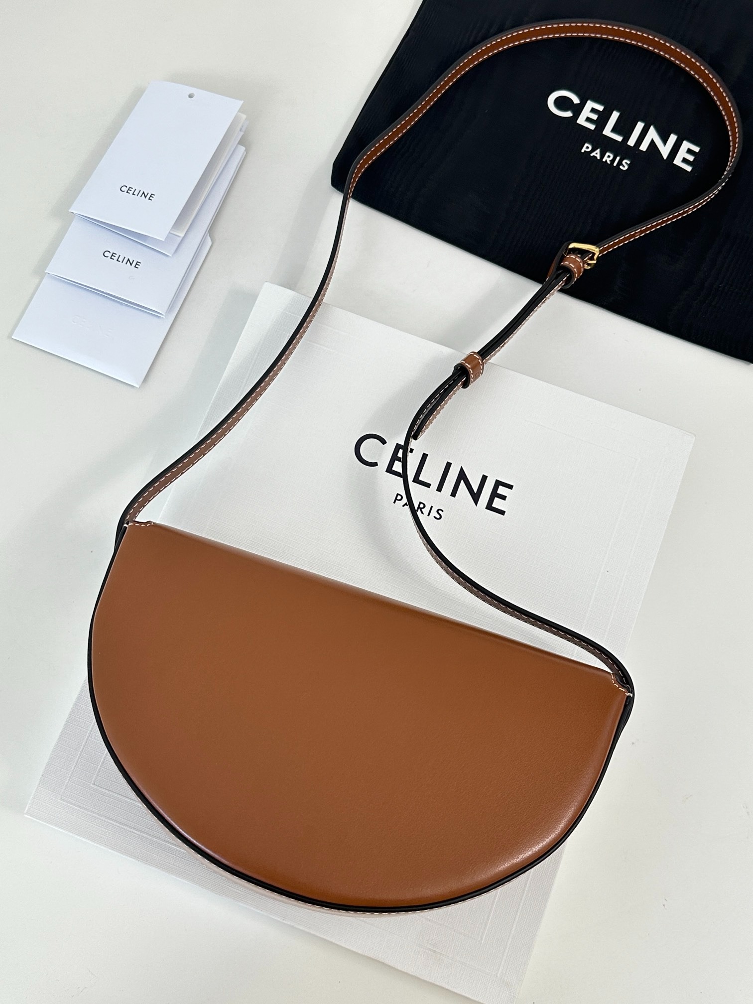 셀린느 탄 베사체 퀴르 트리오페 크로스백