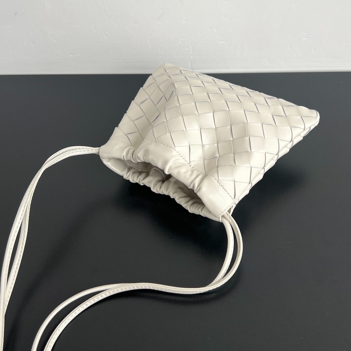 보*가 베네타 신상 스트링 더스트백