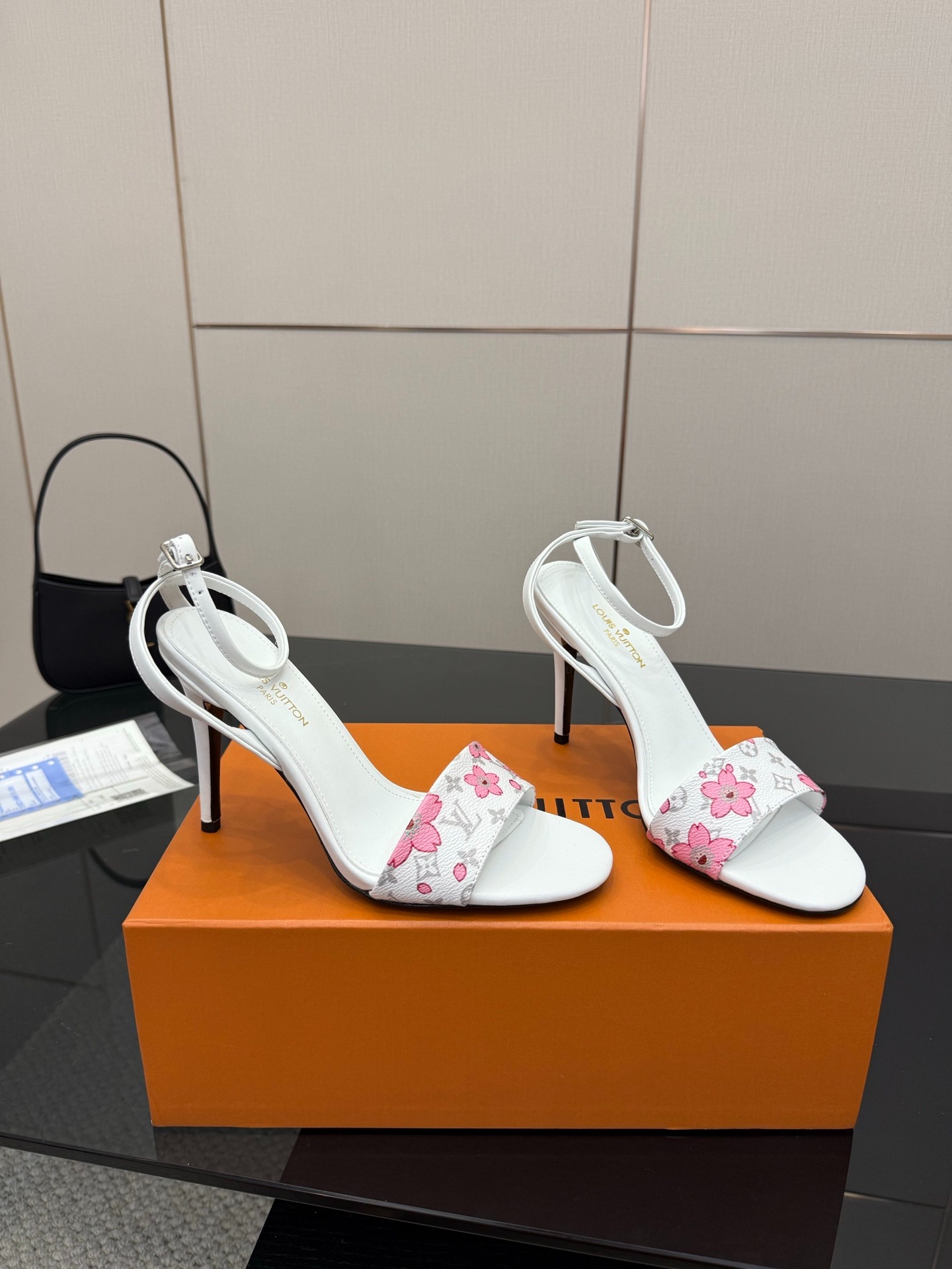 루*비통 최신형 샌들