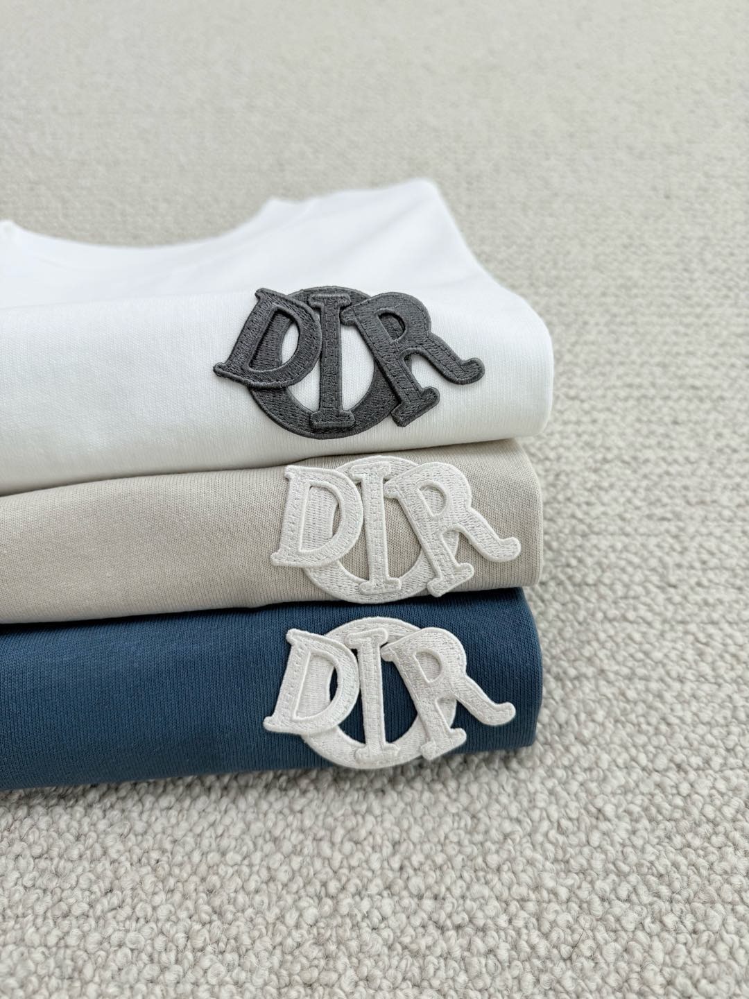 디* 시그니처 자수 티셔츠