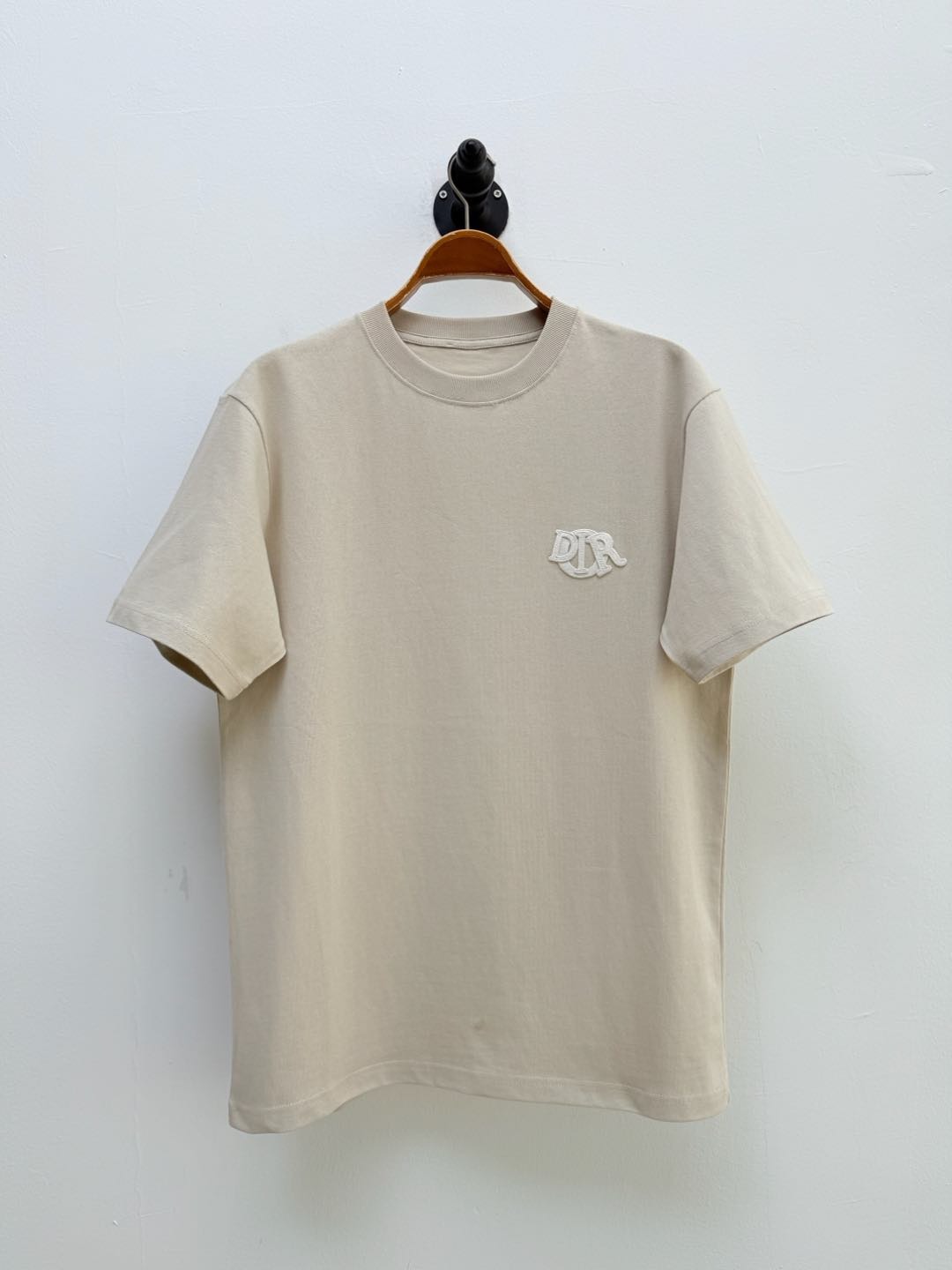 디* 시그니처 자수 티셔츠