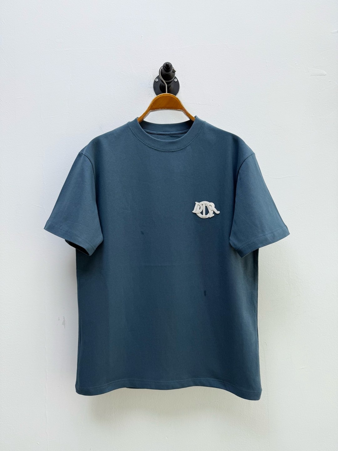 디* 시그니처 자수 티셔츠