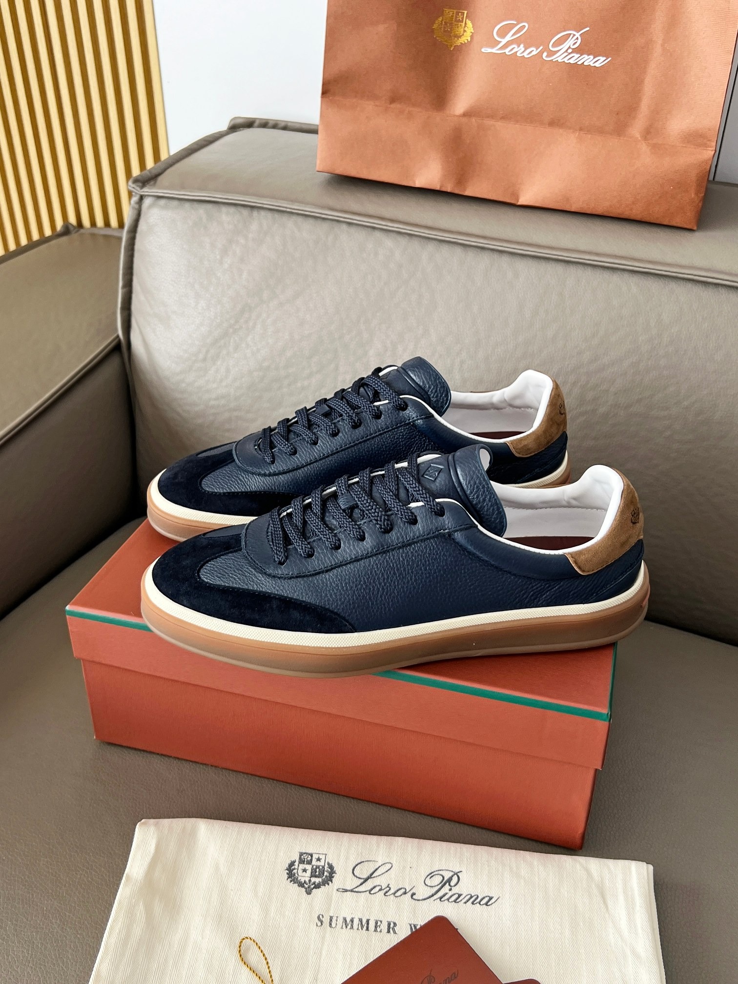 로*피아나 트레이닝화 남녀공용