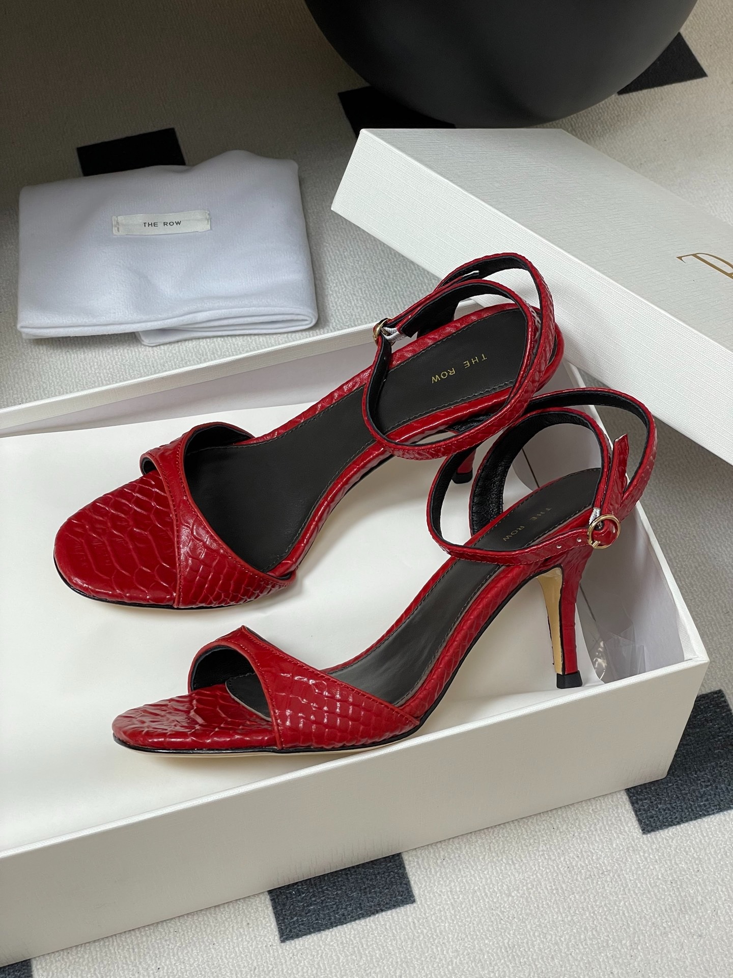 더*우 25s 봄여름 신상 메탈릭 가죽스트랩 힐