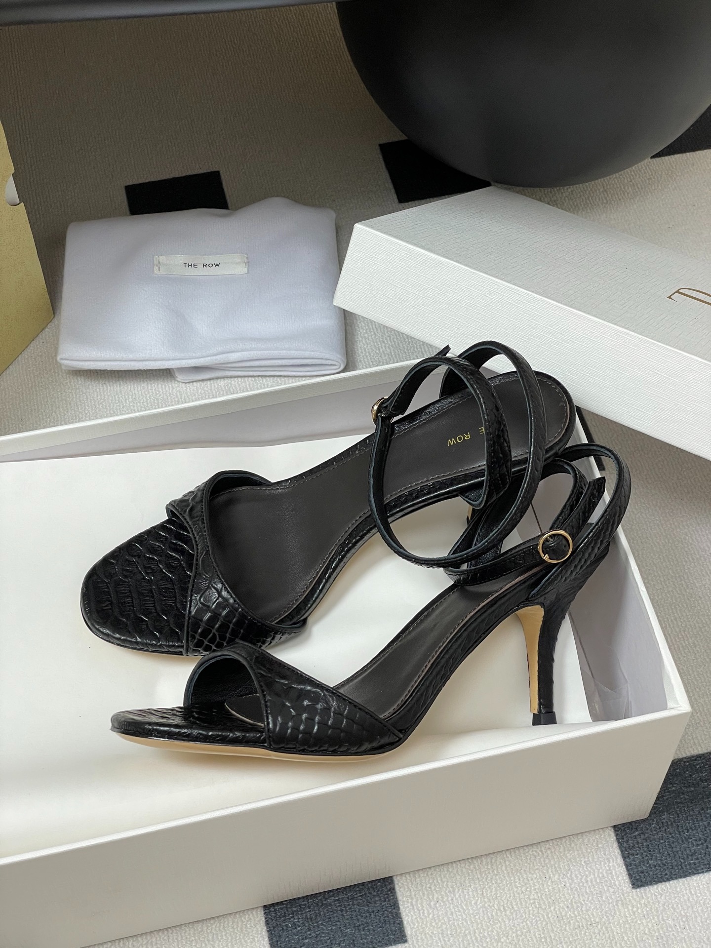 더*우 25s 봄여름 신상 메탈릭 가죽스트랩 힐