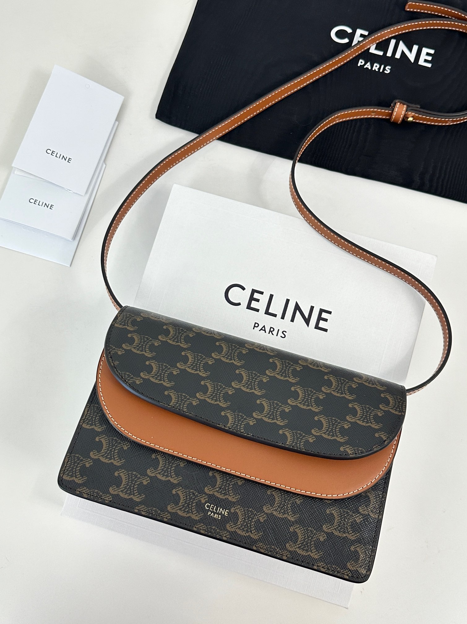 셀린느 트리오페 캔버스 월렛 온 스트랩 백