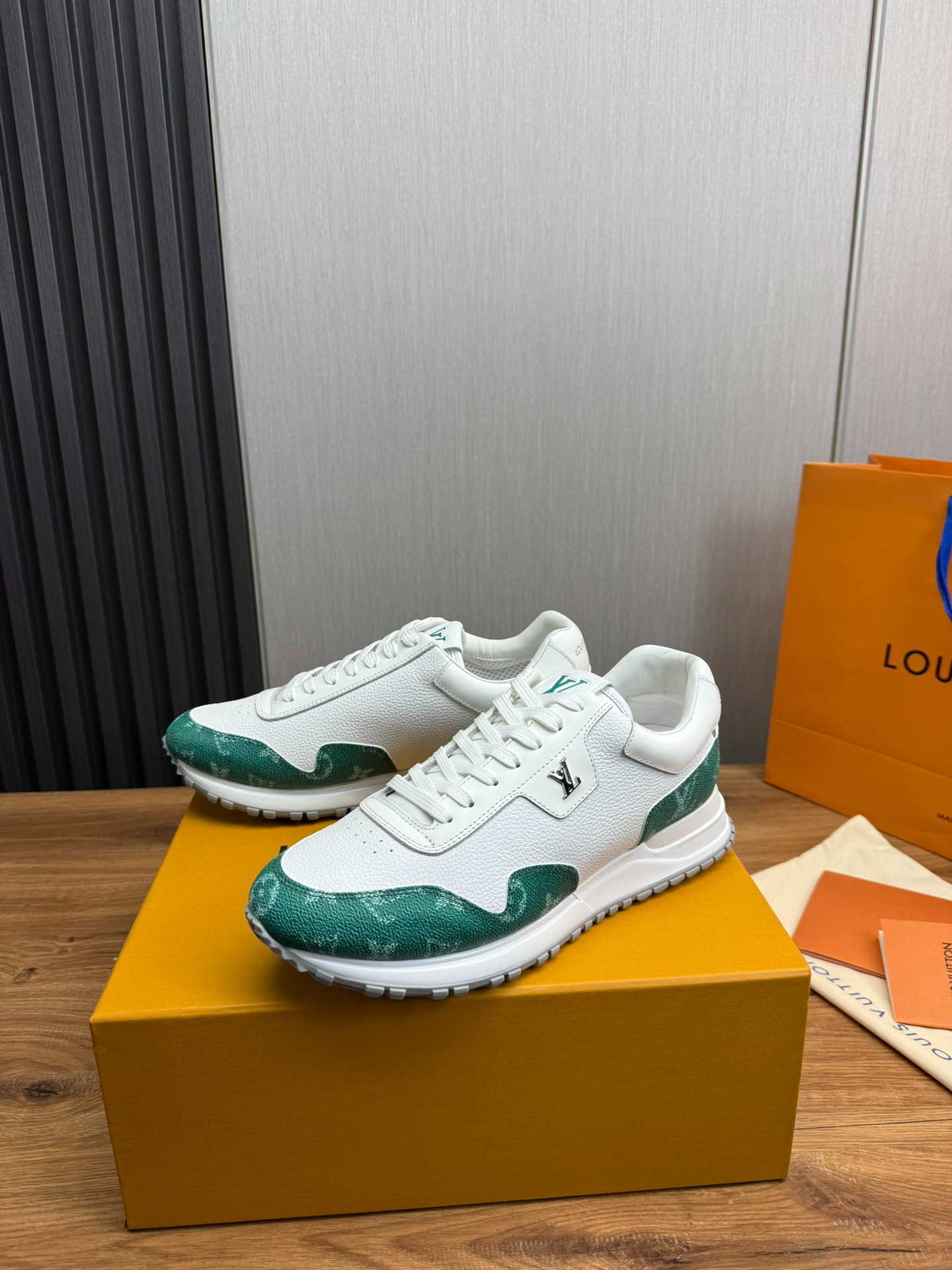 루*비통 신상 스니커즈