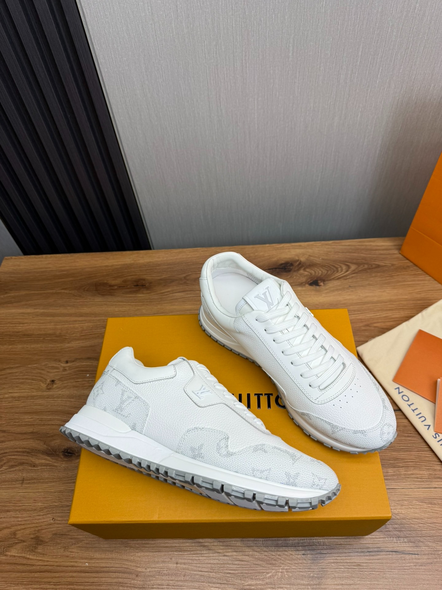 루*비통 신상 스니커즈