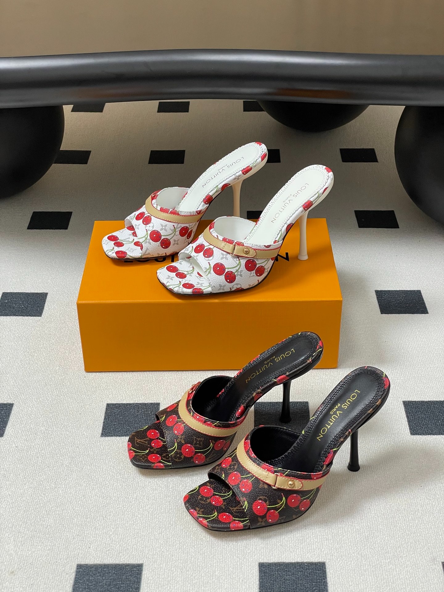 루*비통 25S 봄여름 신상 × 무*카미 슬리퍼