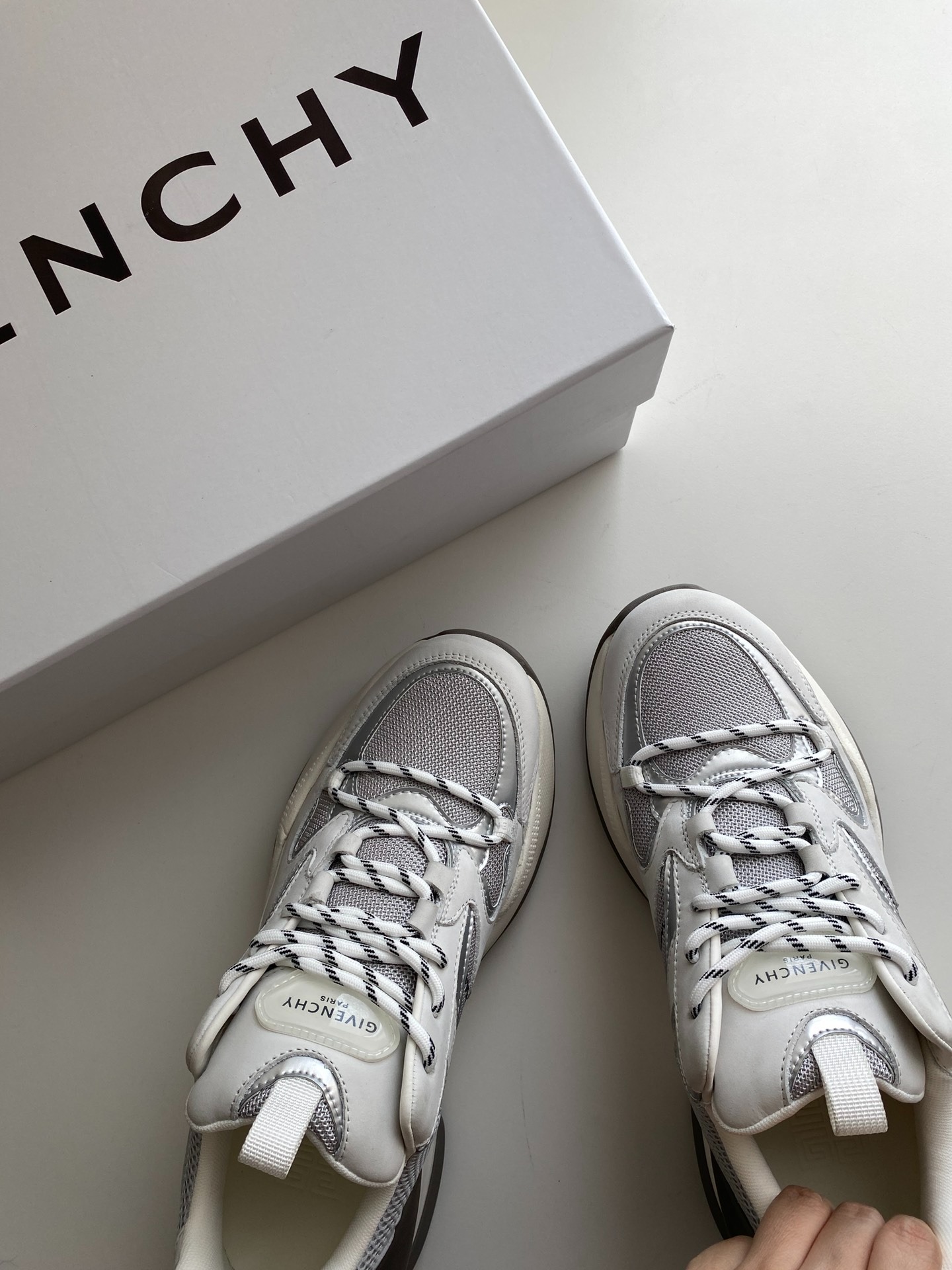 지방시 이노베이션 로우 스니커즈