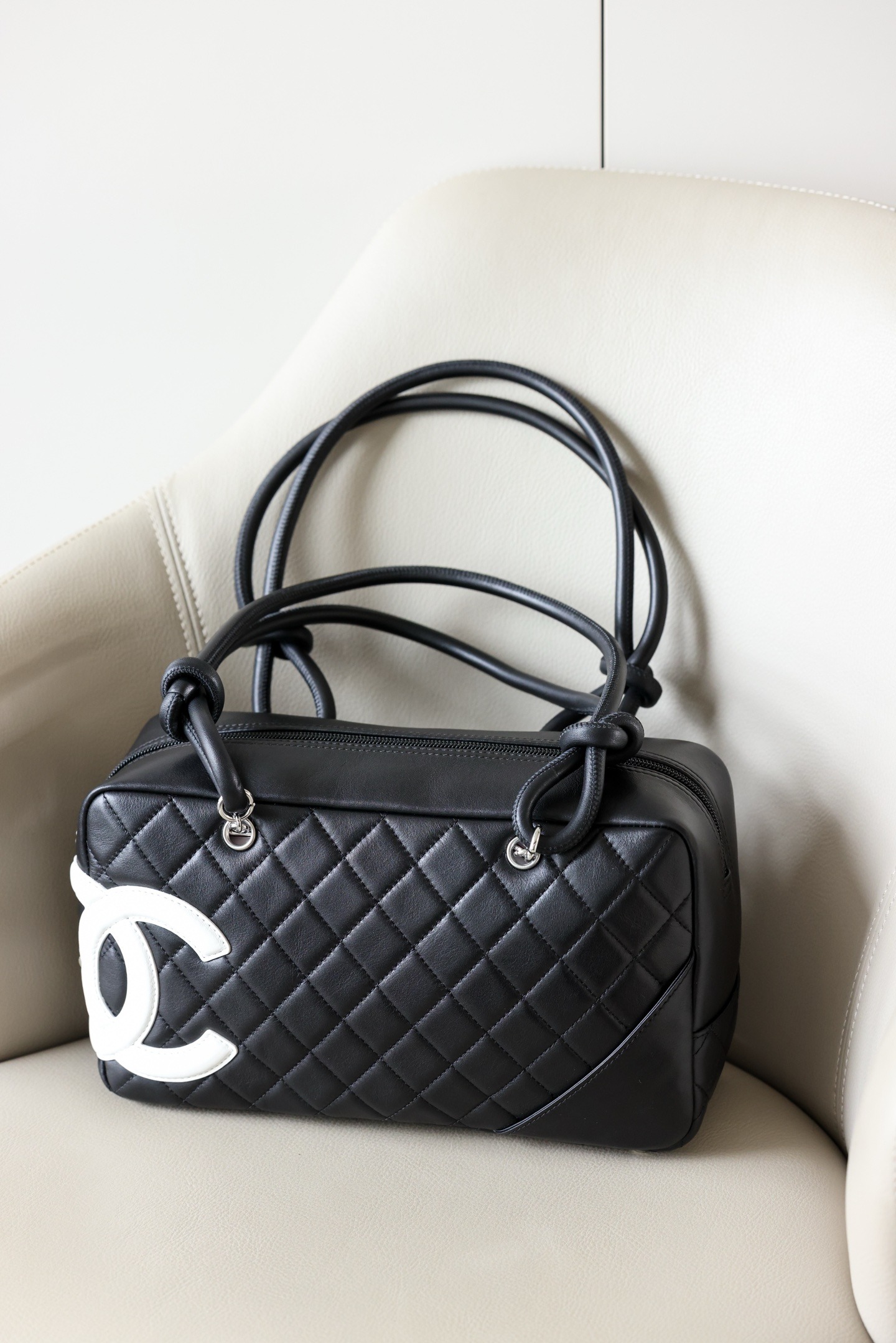 샤넬 깜봉 미디엄 볼링백