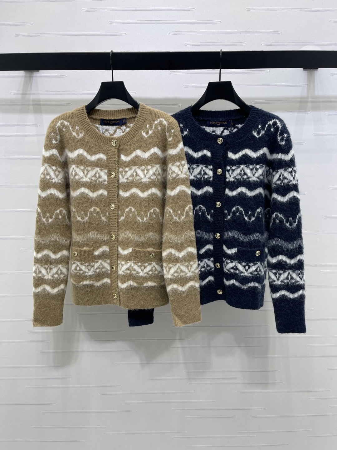 루*비통 25 신상 라운드 긴팔 카디건