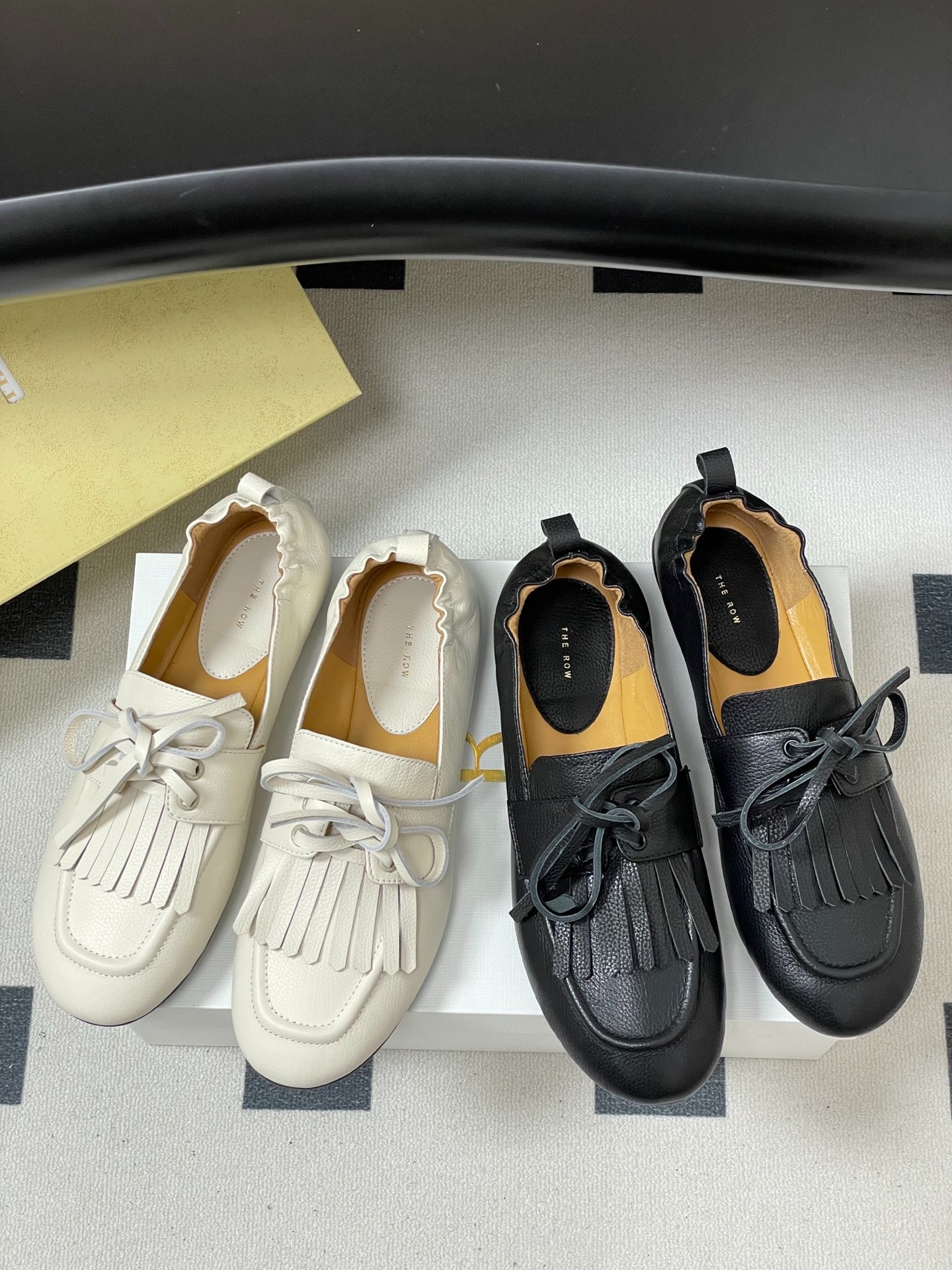 더*우 신상 태슬로퍼 플랫슈즈