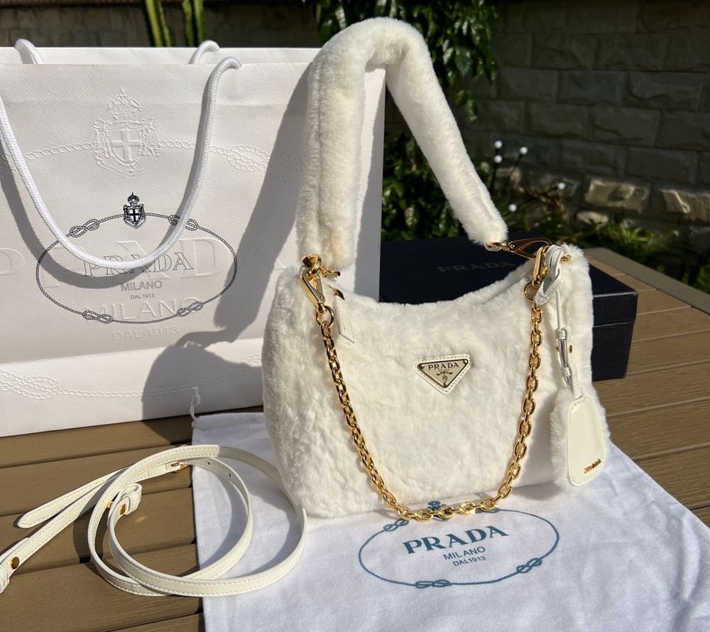 프라다 리에디션 시어링 백