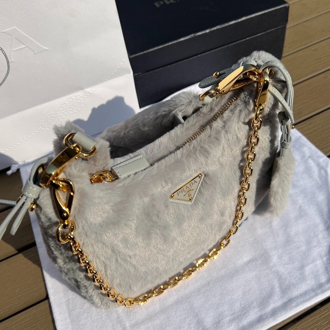 프라다 리에디션 시어링 백