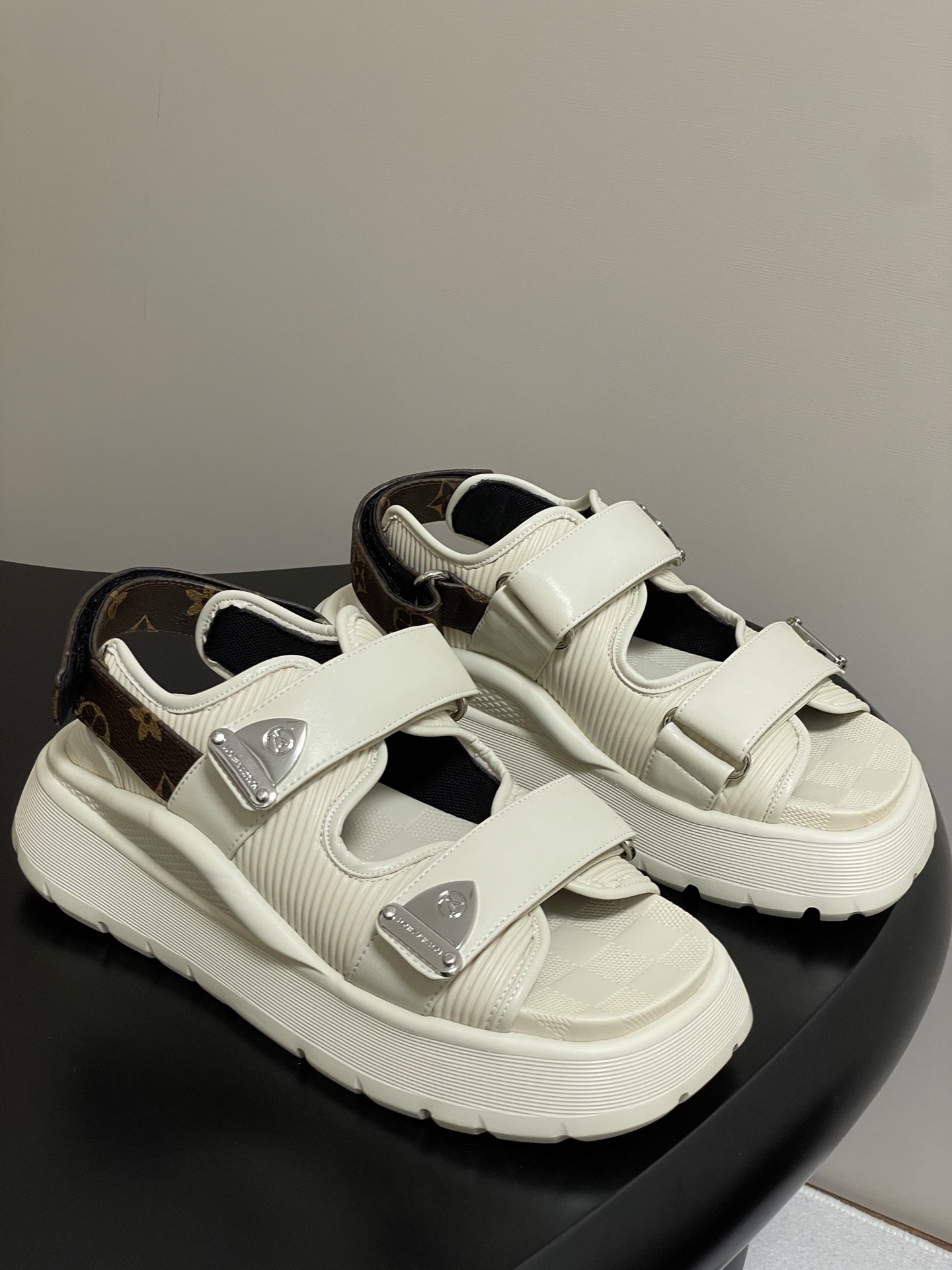 루*비통 컴포트 벨크로 통굽 샌들