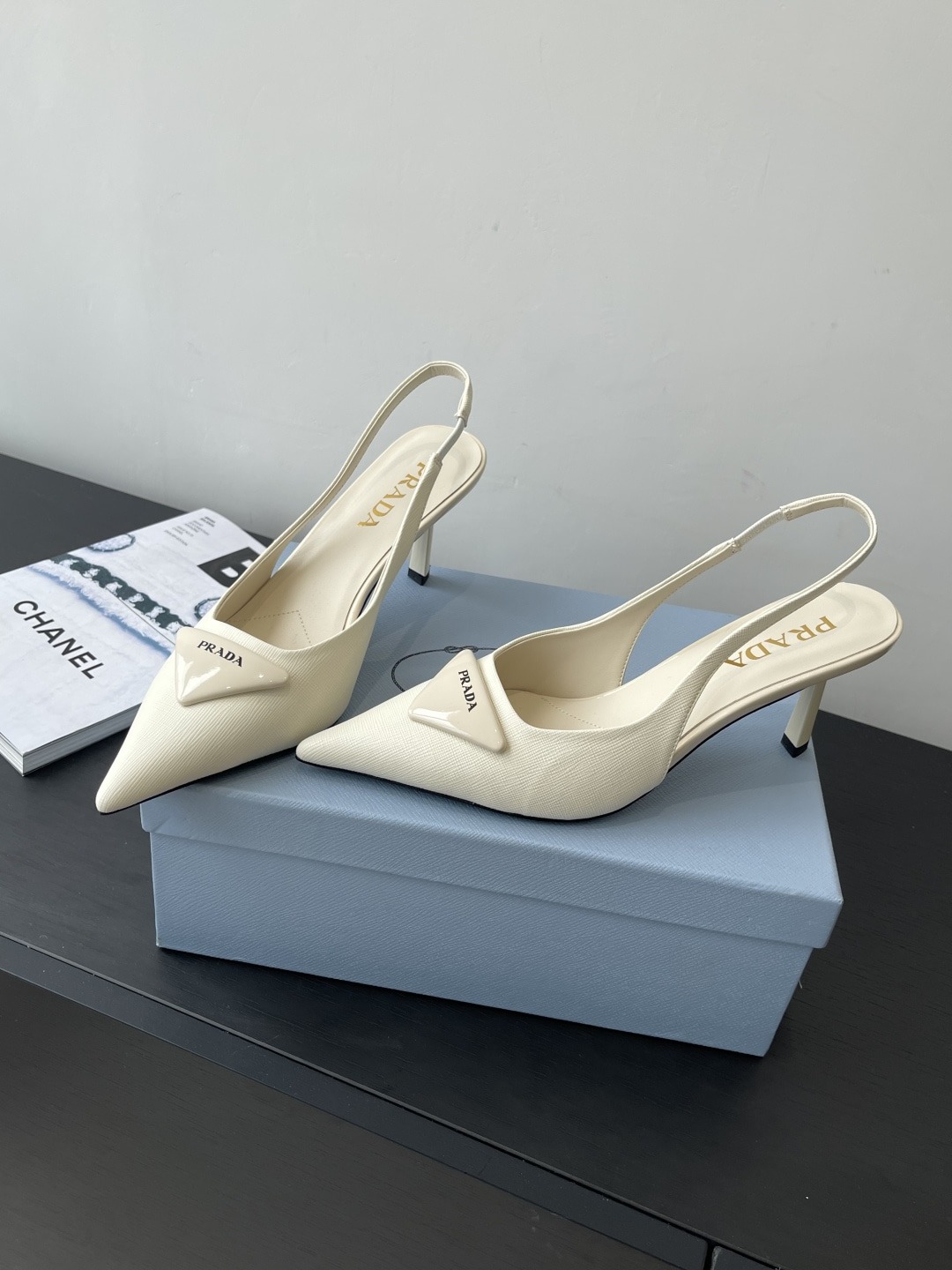 프*다 신상 삼각로고 스틸레토 힐