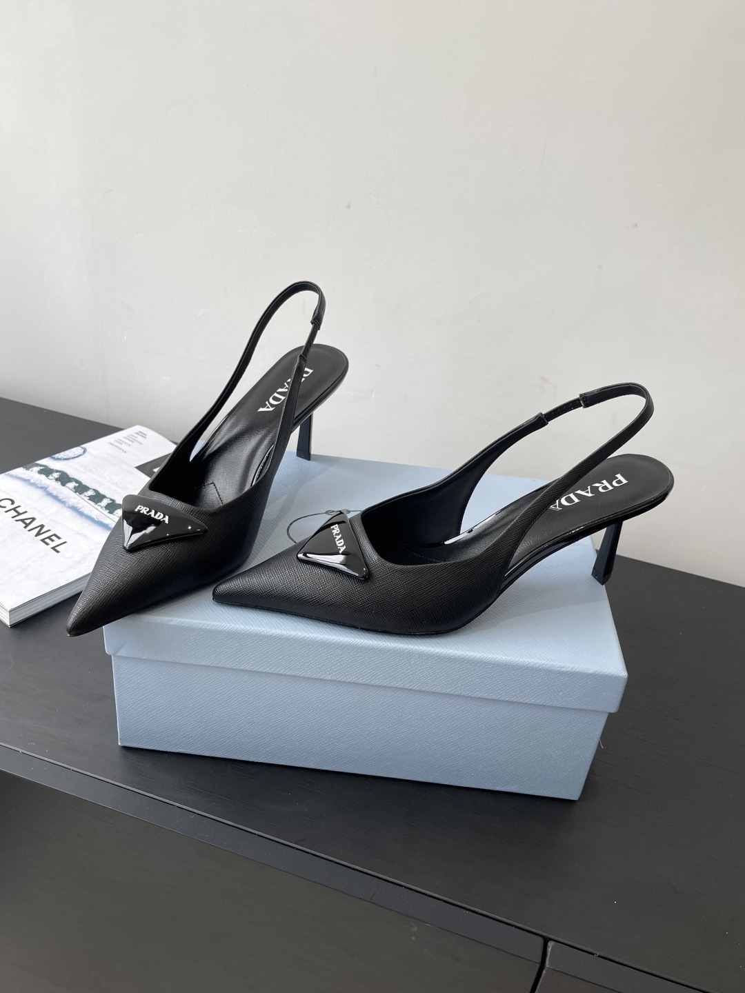 프*다 신상 삼각로고 스틸레토 힐