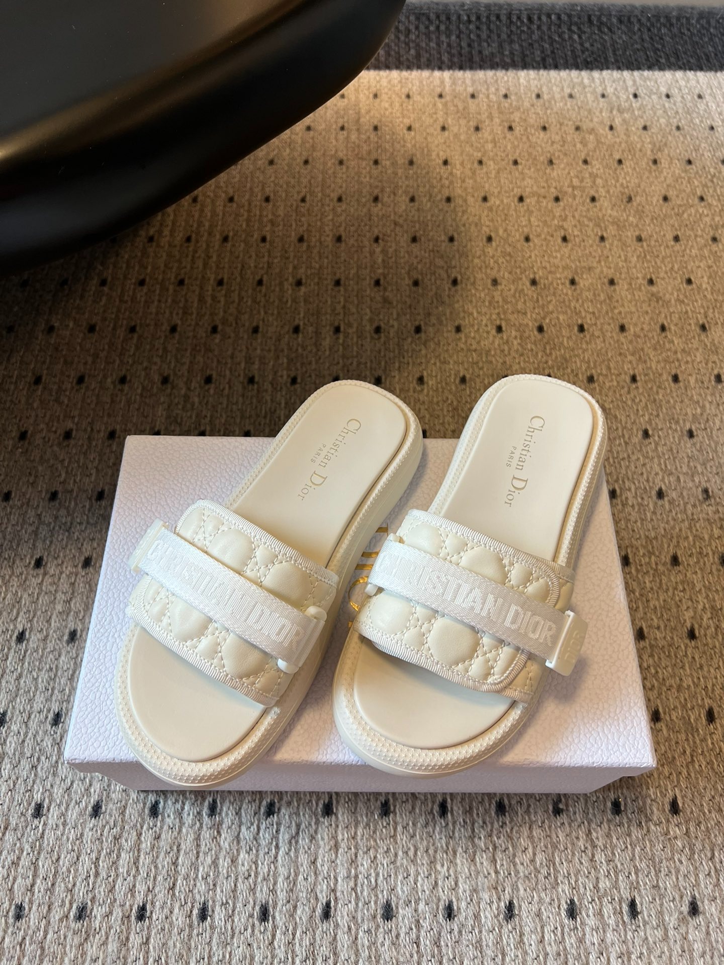 디* 25ss 봄여름 최신 초경량 비치 슬리퍼