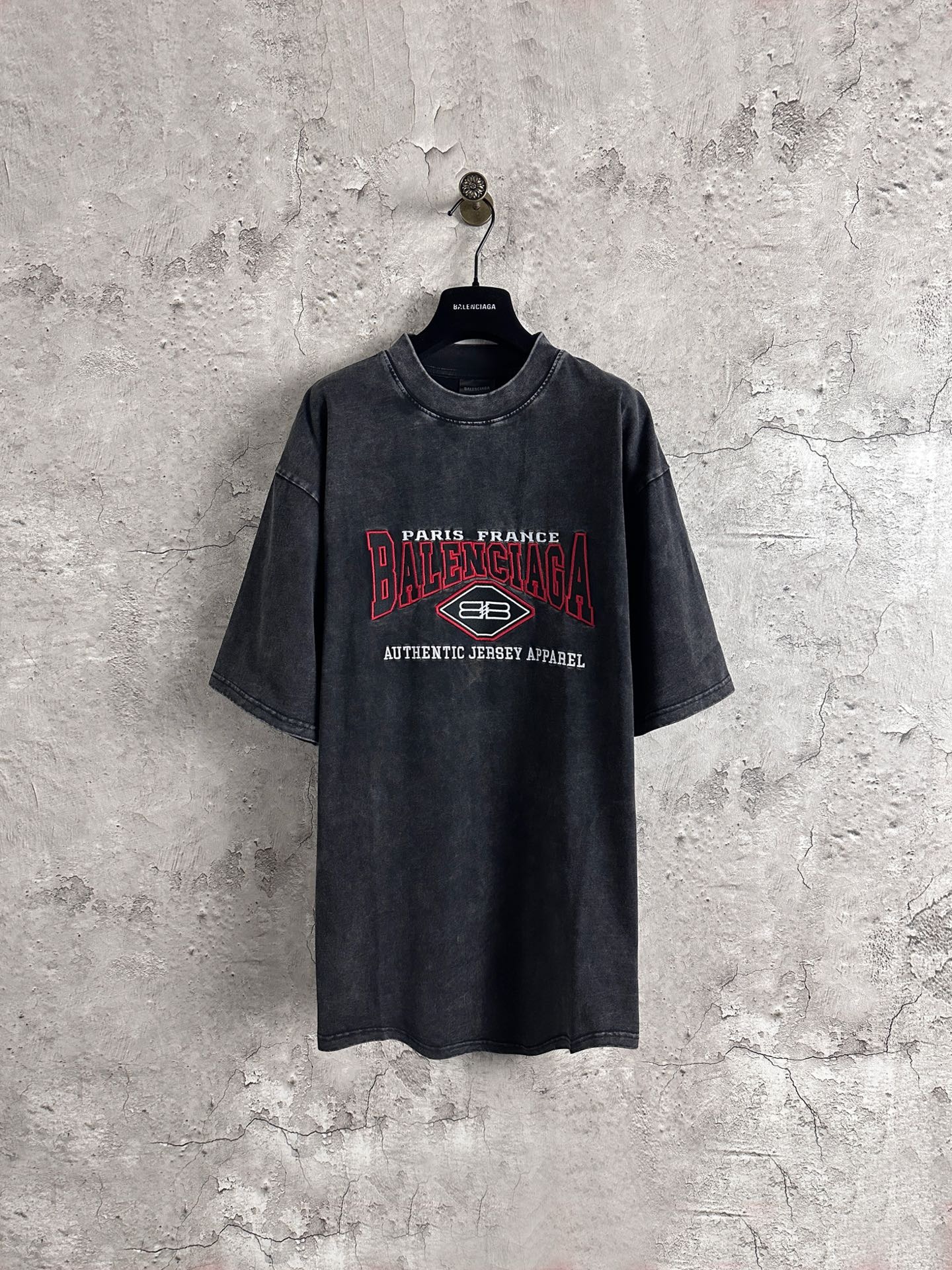 발*시아가 레드 슬로건 자수 티셔츠