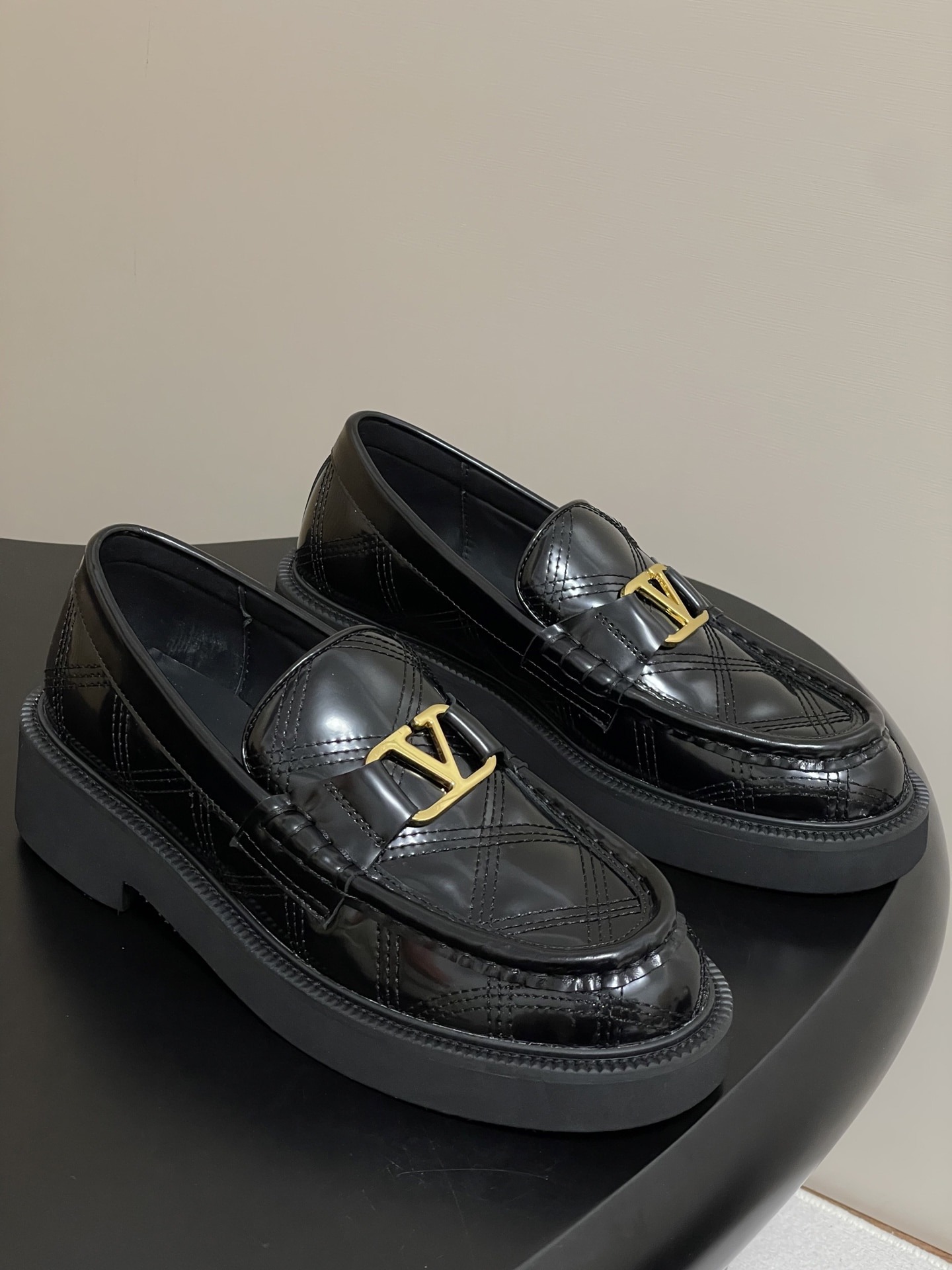 발*티노 25 F/W 신상 메탈V버클 로퍼