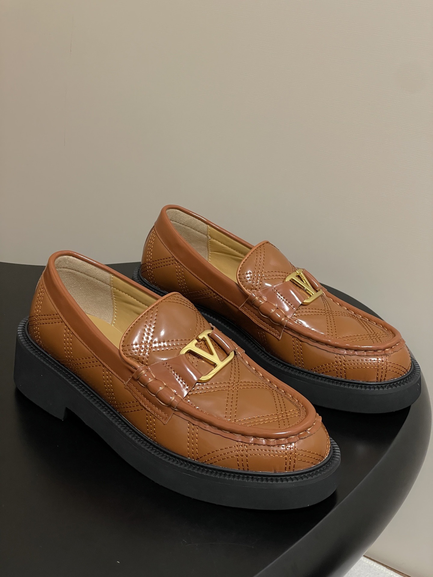 발*티노 25 F/W 신상 메탈V버클 로퍼