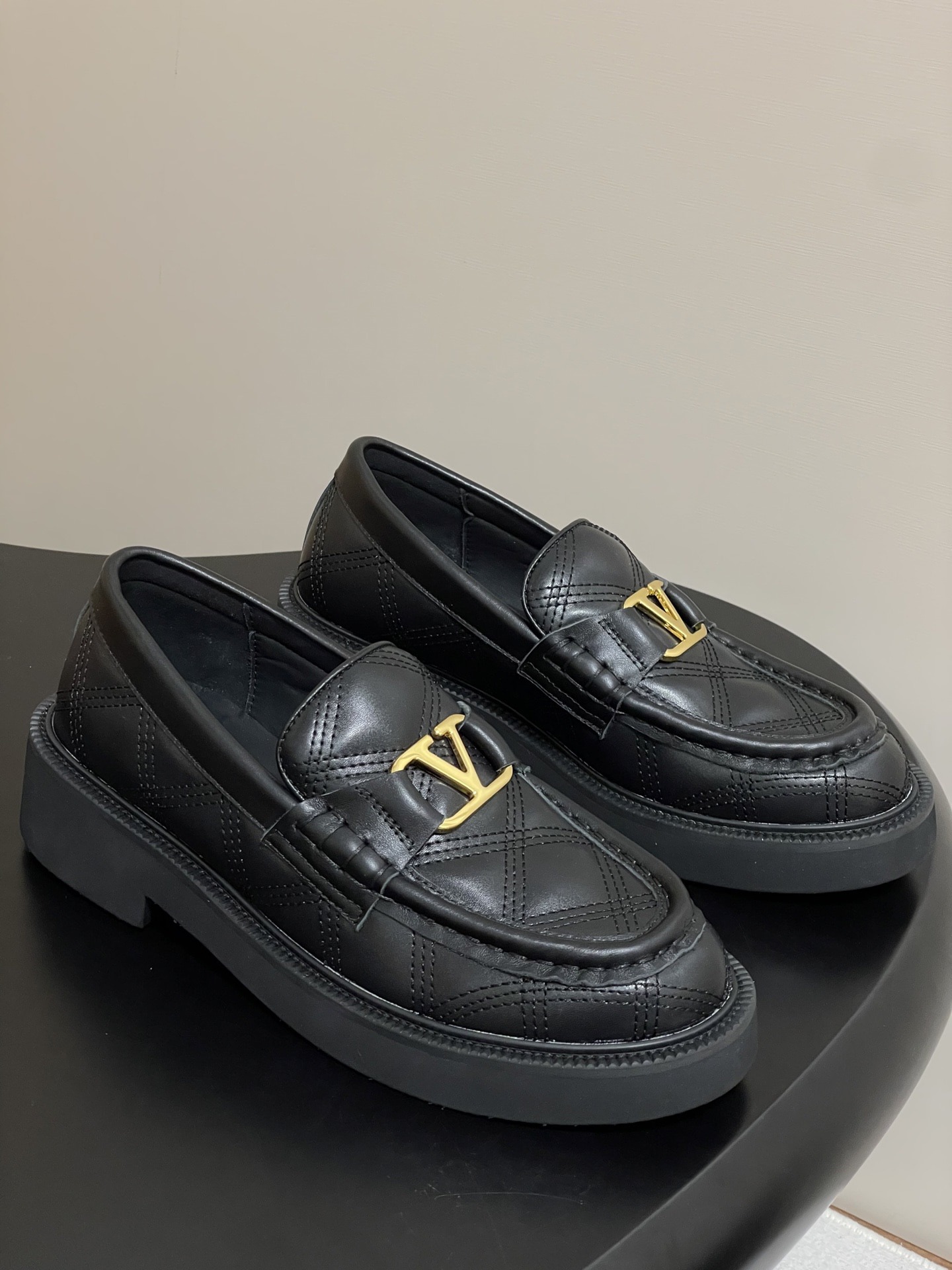 발*티노 25 F/W 신상 메탈V버클 로퍼