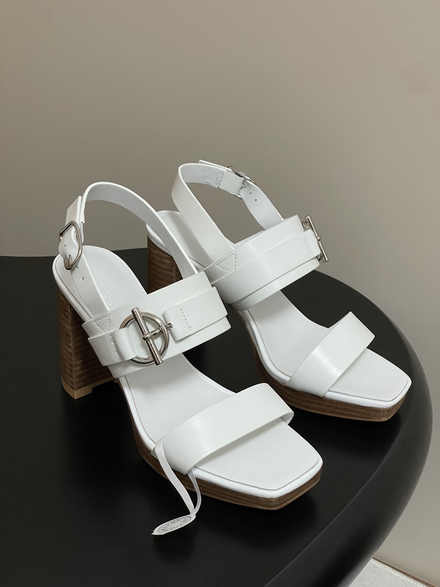 에*메스 메탈 버클 소가죽 가보시 힐