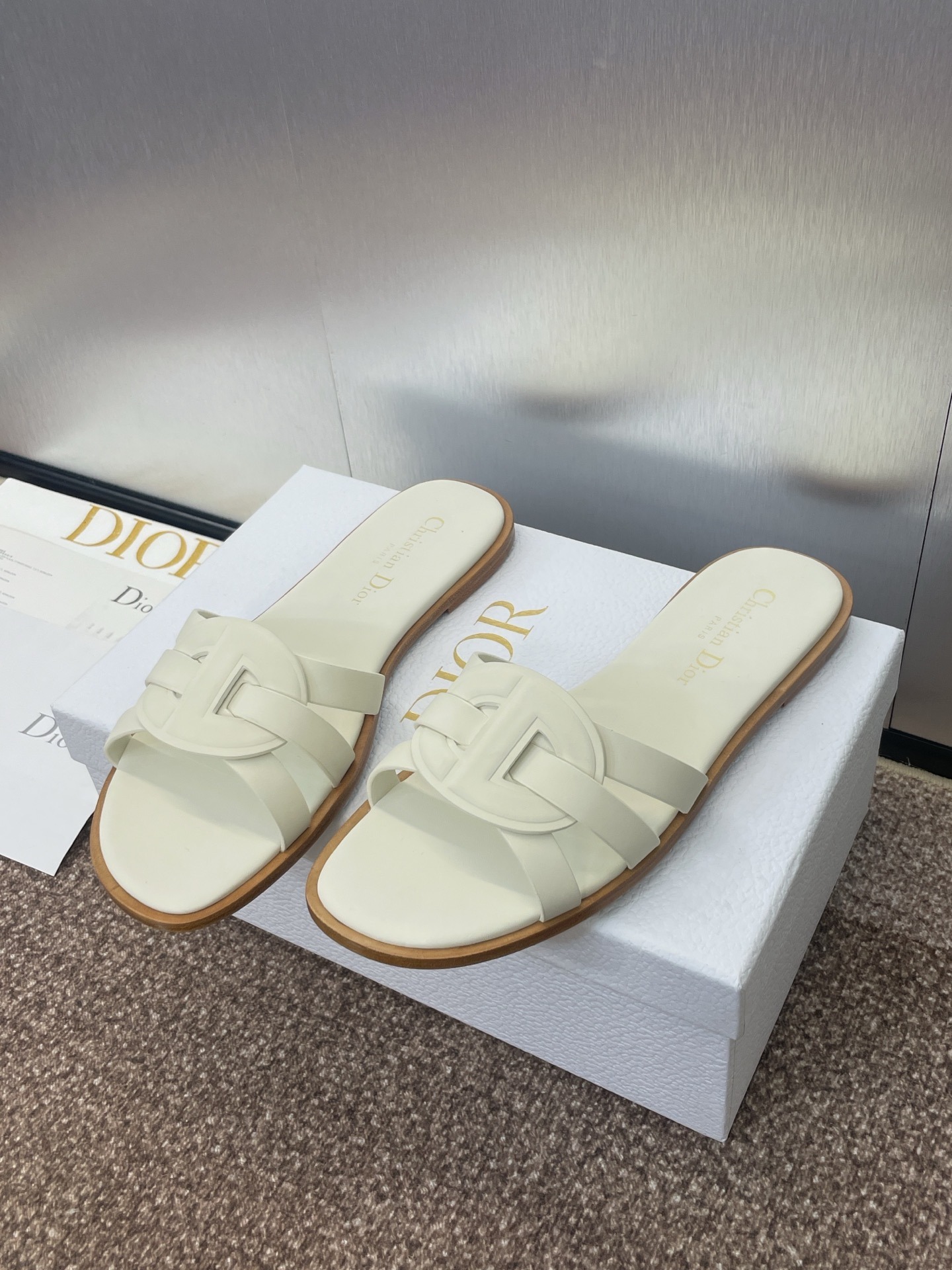 디* 25 봄여름 신상 D-Club 젤리 펀칭 여성화