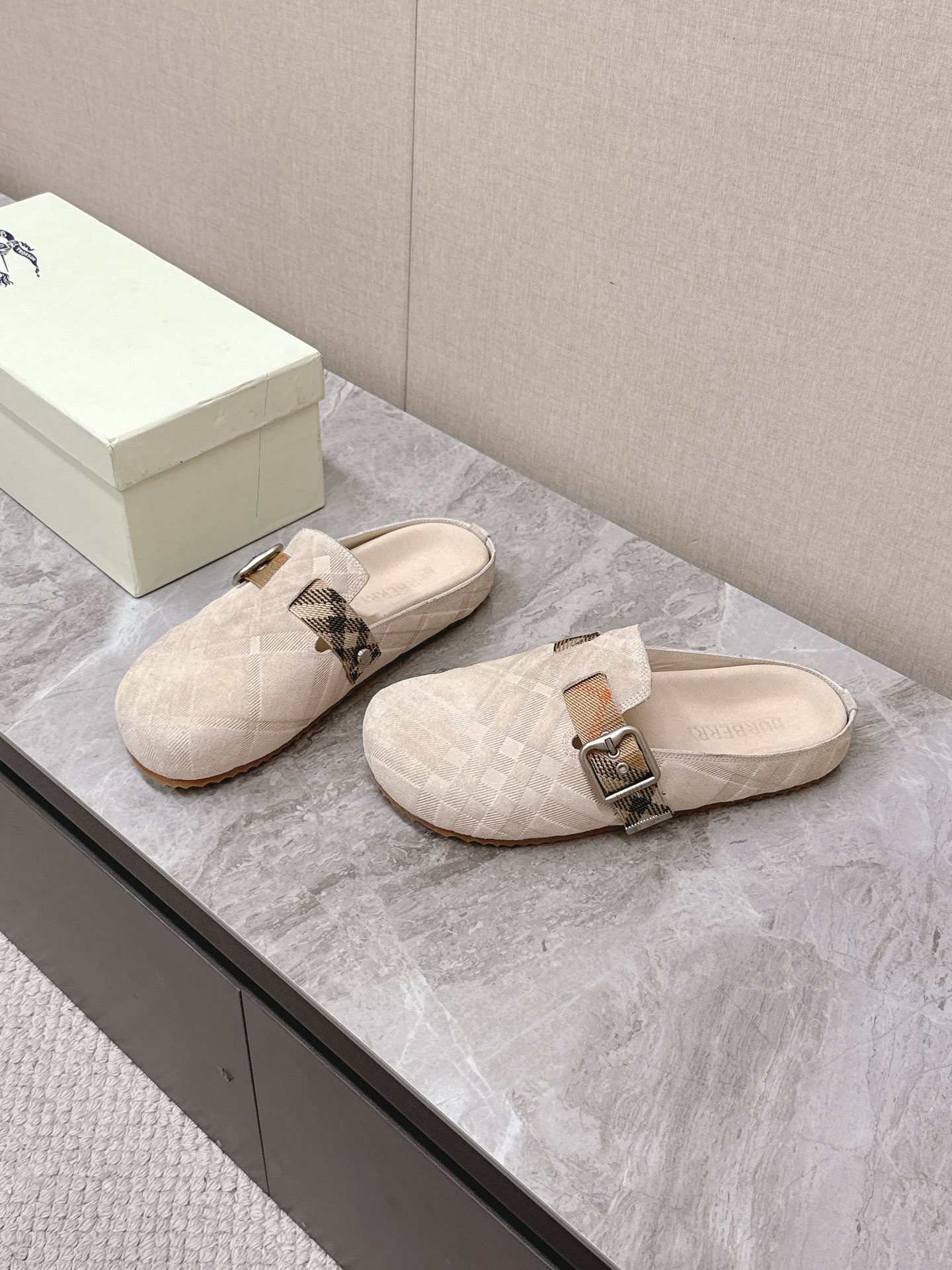 버*리 25 신상 커플 버켄 스니커즈