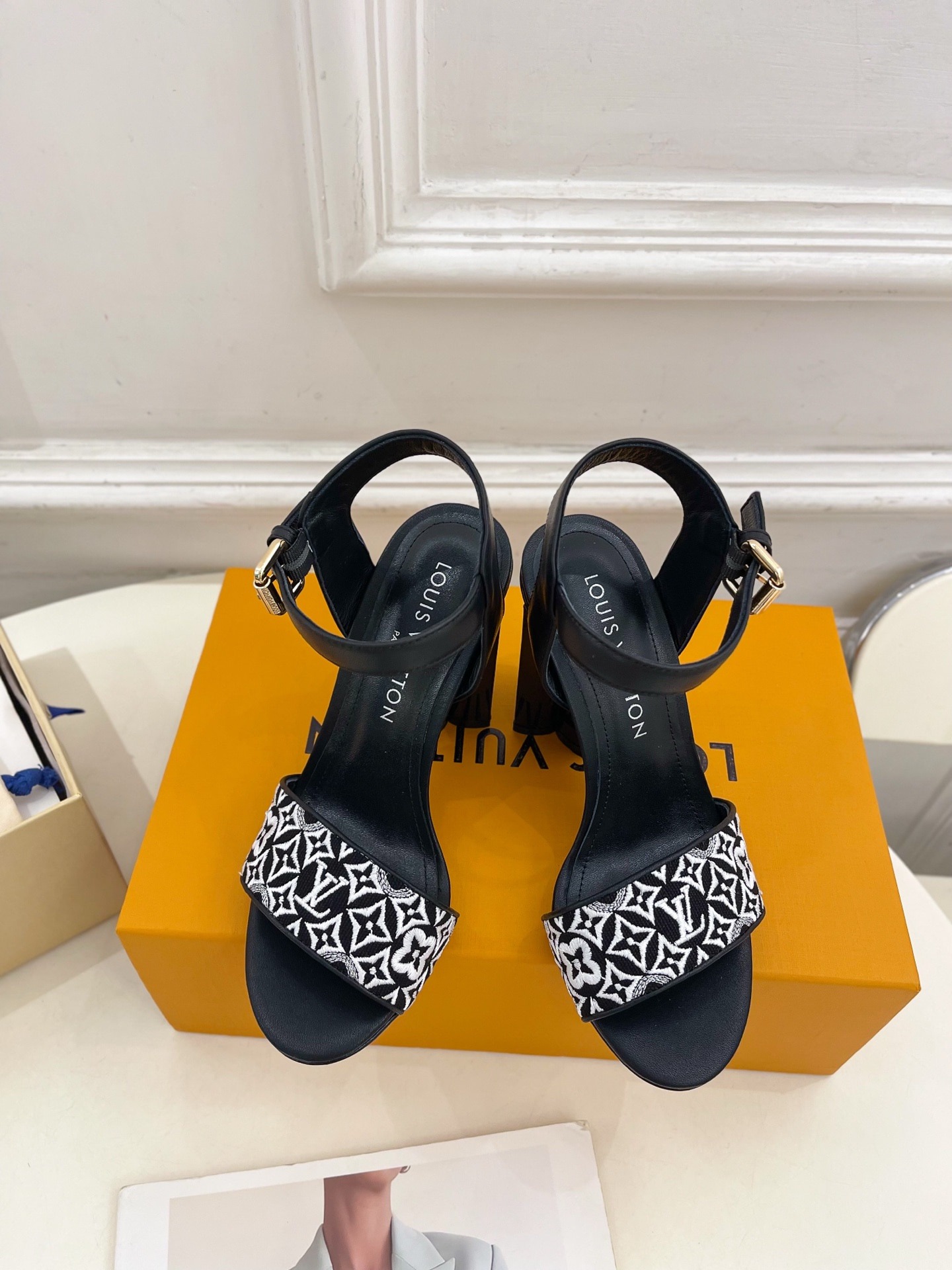 루*비통 25 신상 샌들