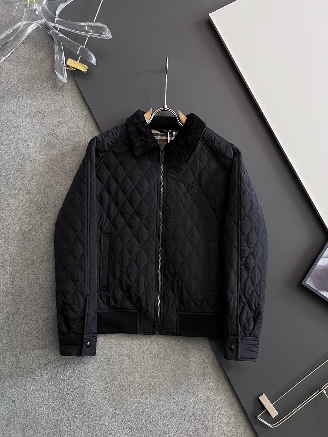 버*리 2025 신상 퀼팅 나일론 다운 재킷